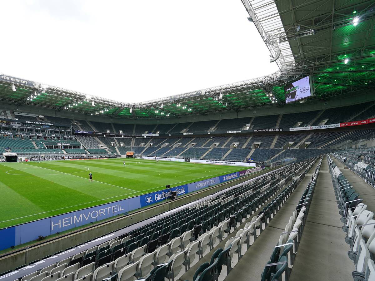 Der Borussia-Park in Mönchengladbach. Diese Stadion-Aufnahme stammt vom 15. Mai 2021. Zu sehen ist das Spielfeld und die leeren Zuschauerränge in der Fohlen-Arena.