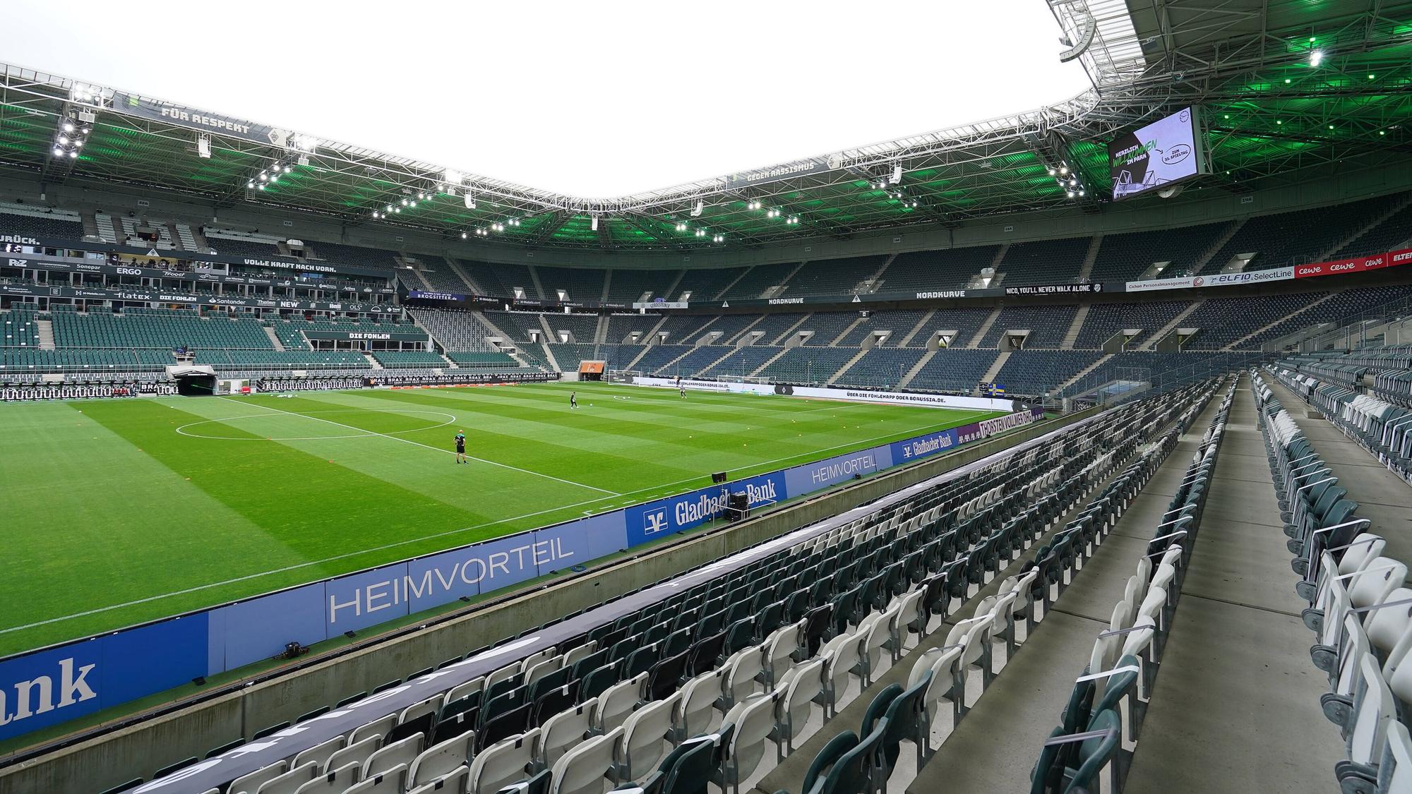 Der Borussia-Park in Mönchengladbach. Diese Stadion-Aufnahme stammt vom 15. Mai 2021. Zu sehen ist das Spielfeld und die leeren Zuschauerränge in der Fohlen-Arena.