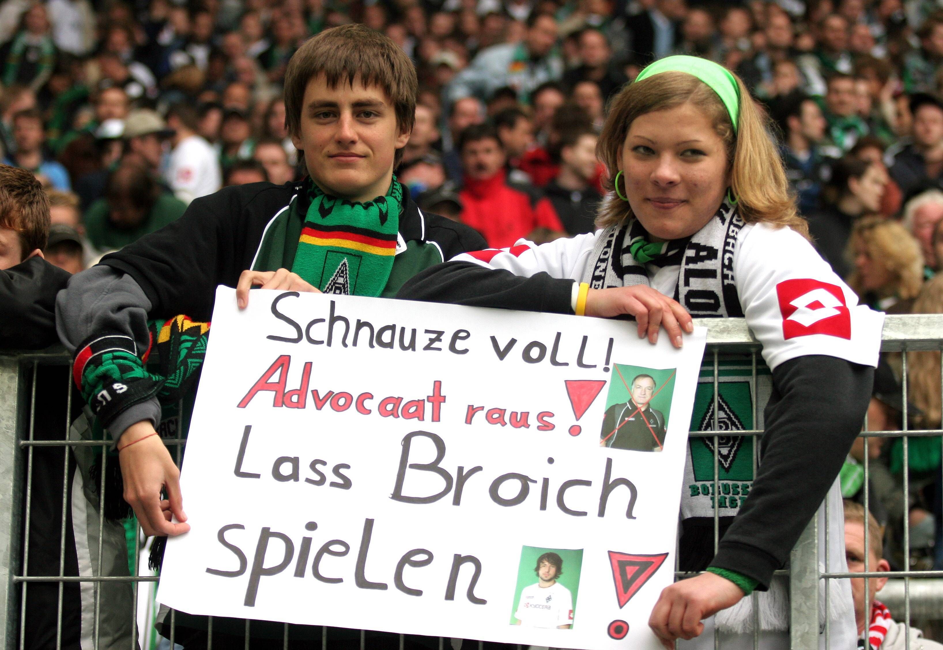 Gladbach-Fans fordern am 16. April 2005 per Plakat die Entlassung von Trainer Dick Advocaat. Auf dem Plakat steht: „Schnauze voll! Advocaat raus! Lass Broich spielen!“