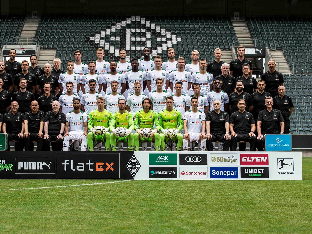 Fußball-Bundesligist Borussia Mönchengladbach hat am Sonntag, 1. August 2021, die Fohlen-Elf zum neuen Mannschafts-Foto zusammenkommen lassen. Insgesamt 51 Personen sind darauf zu sehen. Die Aufnahme ist im Borussia-Borussia-Park gemacht worden. Die Spieler tragen weiße Trikots, die Torhüter neongelbe. Das Betreuer- und Trainer-Team trägt hingegen schwarze Trainingsmonturen des Ausrüsters Puma.