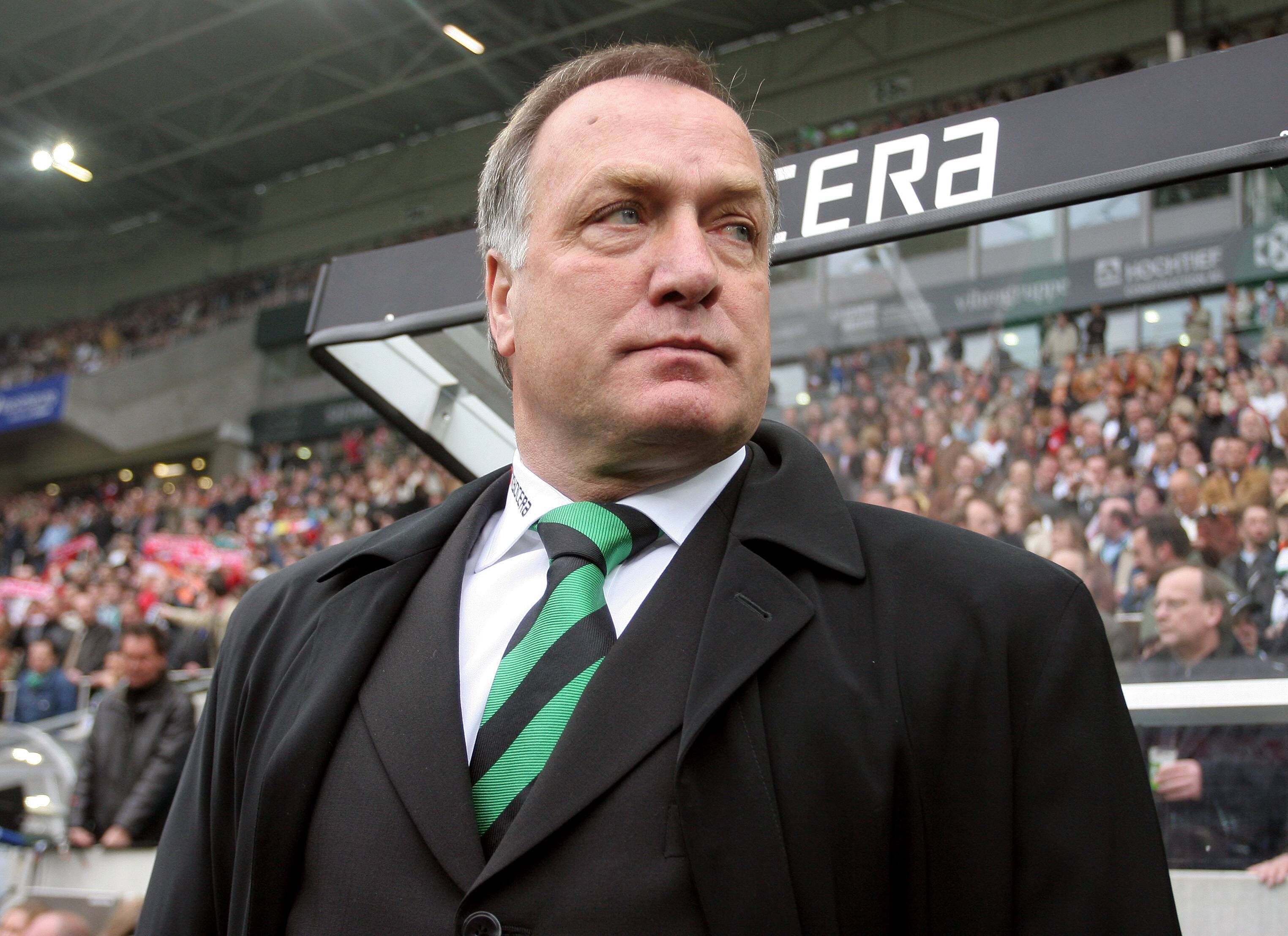 Dick Advocaat am 16. April 2005 als Gladbach-Trainer im Borussia-Park. Der Niederländer steht an der Ersatzbank und blickt in das weite Rund.