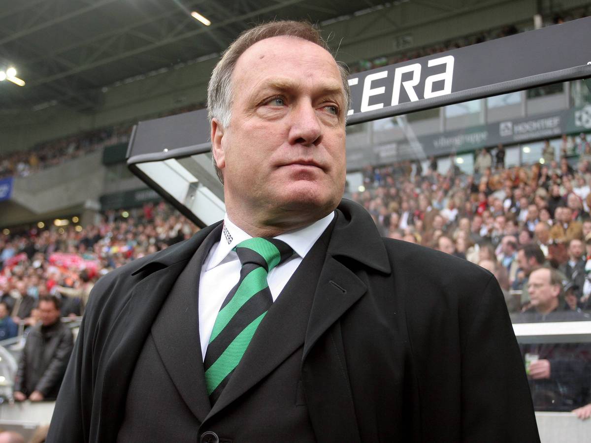 Dick Advocaat am 16. April 2005 als Gladbach-Trainer im Borussia-Park. Der Niederländer steht an der Ersatzbank und blickt in das weite Rund.