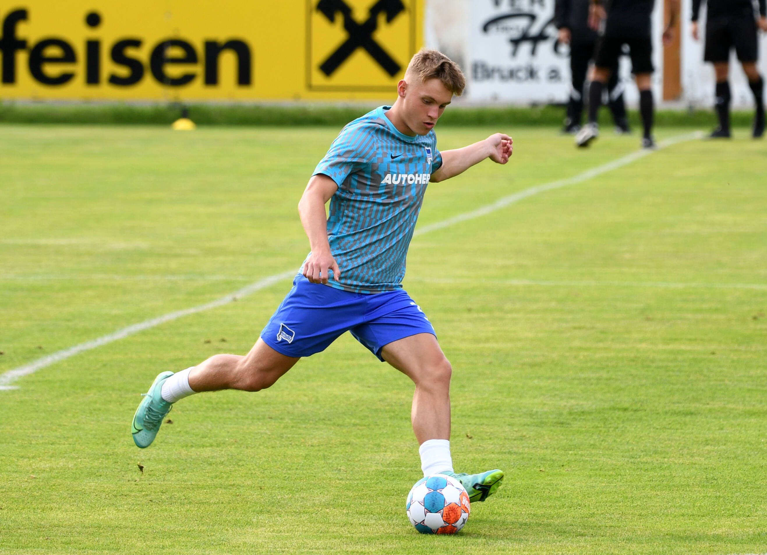 Linksverteidiger Luca Netz von Hertha BSC holt mit dem rechten Bein zum Schuss aus, derweil blickt er auf den Ball.