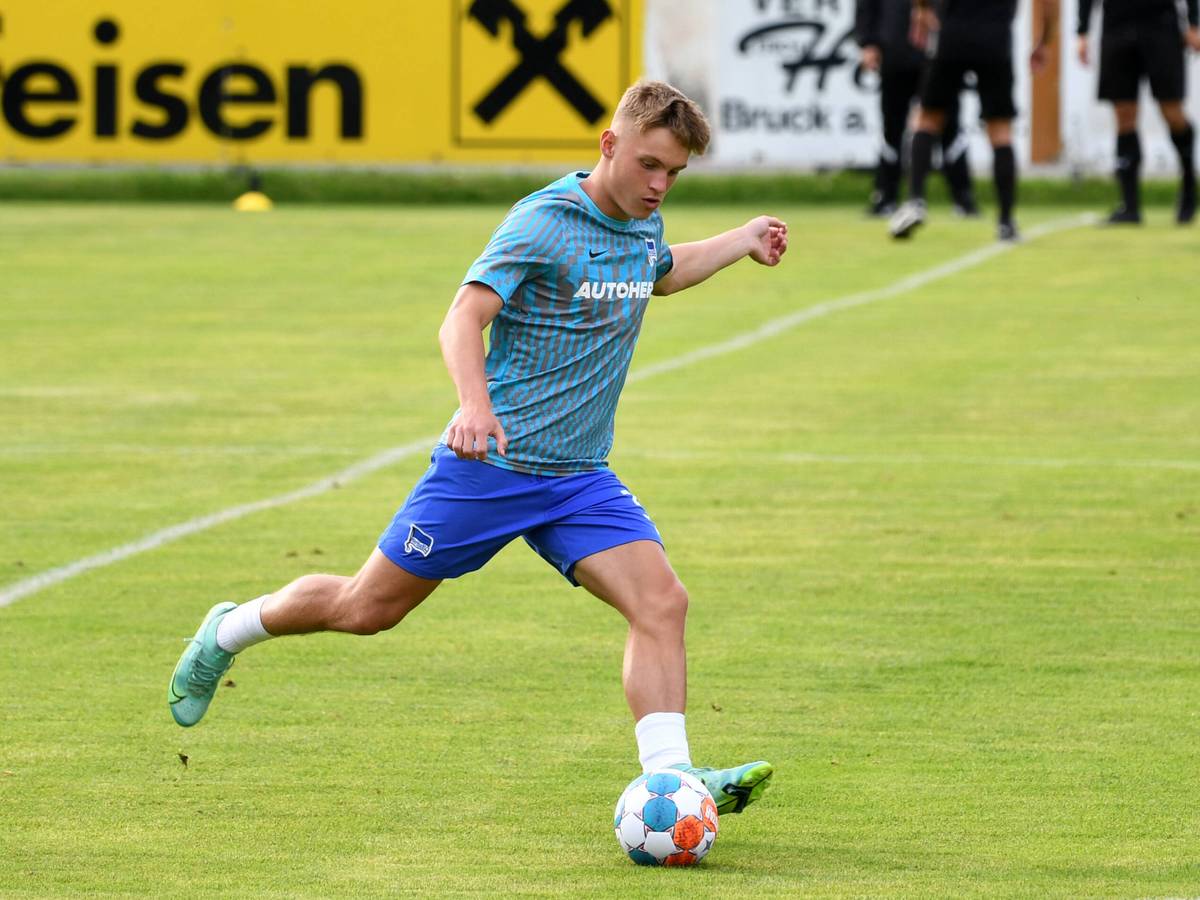 Linksverteidiger Luca Netz von Hertha BSC holt mit dem rechten Bein zum Schuss aus, derweil blickt er auf den Ball.