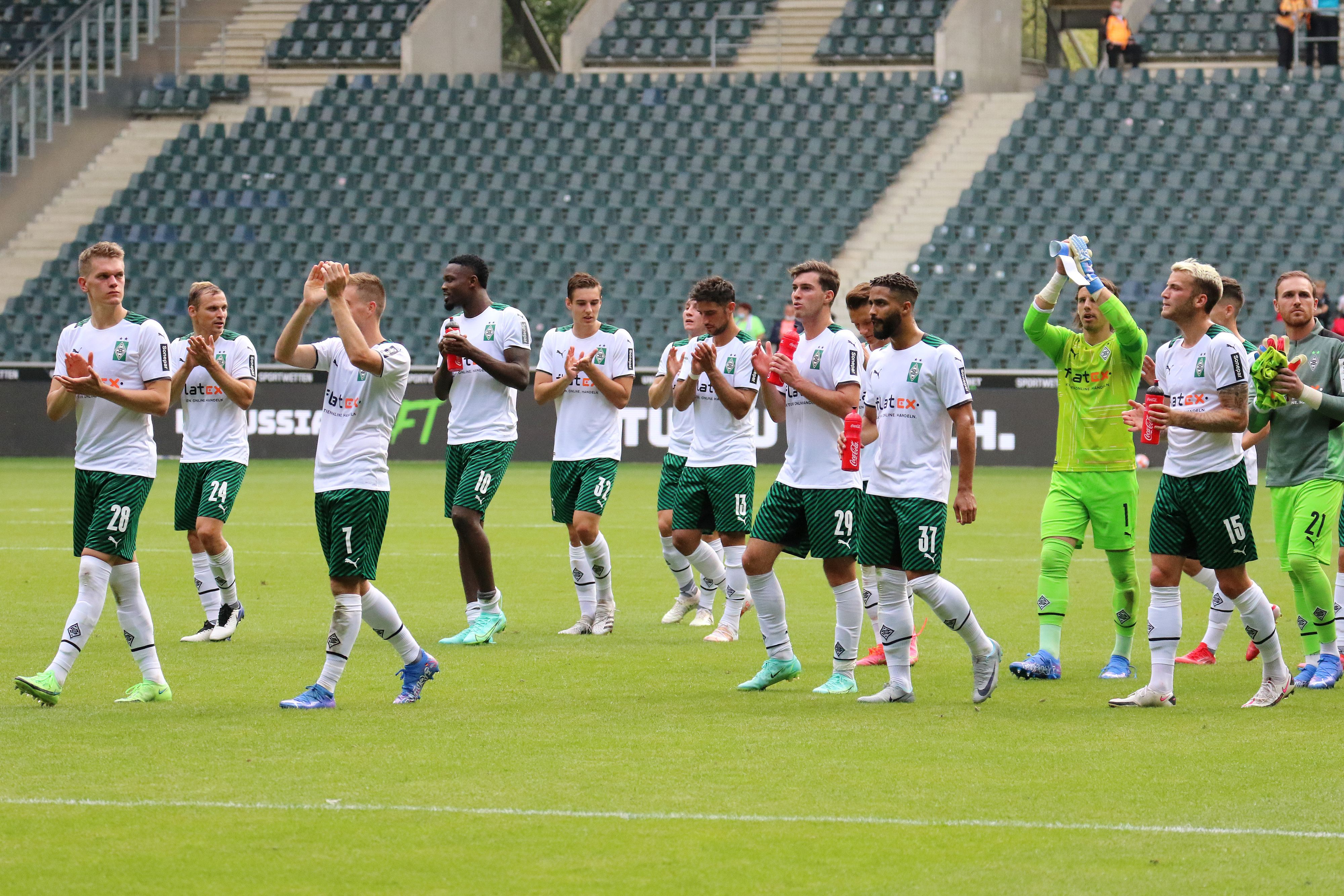 Die Spieler der Gladbacher Borussia verabschieden sich nach dem Testspiel-Erfolg (2:1) gegen Groningen (31. Juli 2021) von den Zuschauern im Stadion. Sie drehen eine Runde über den Rasen im Borussia-Park und klatschen demonstrativ in die Hände.