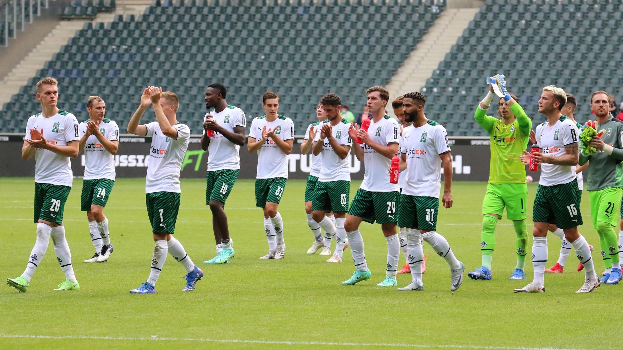 Die Spieler der Gladbacher Borussia verabschieden sich nach dem Testspiel-Erfolg (2:1) gegen Groningen (31. Juli 2021) von den Zuschauern im Stadion. Sie drehen eine Runde über den Rasen im Borussia-Park und klatschen demonstrativ in die Hände.