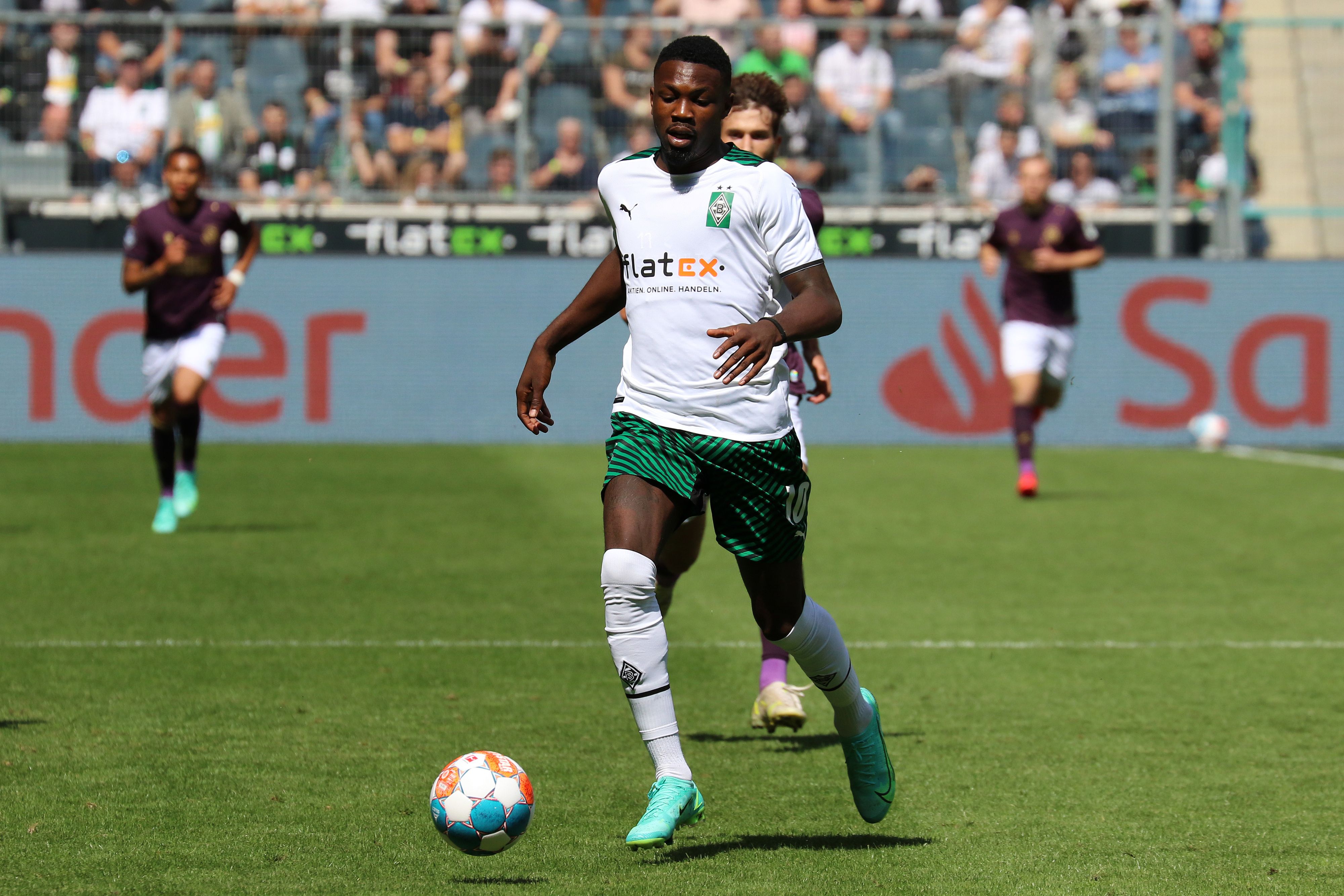 Gladbachs Marcus Thuram kontrolliert während des Testspiels gegen den FC Groningen am 31. Juli 2021 den Ball.