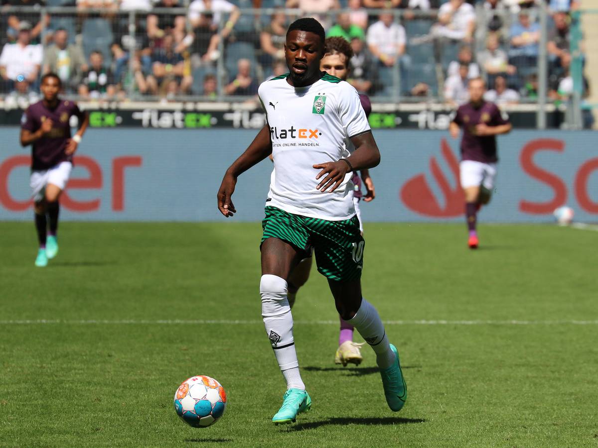 Gladbachs Marcus Thuram kontrolliert während des Testspiels gegen den FC Groningen am 31. Juli 2021 den Ball.