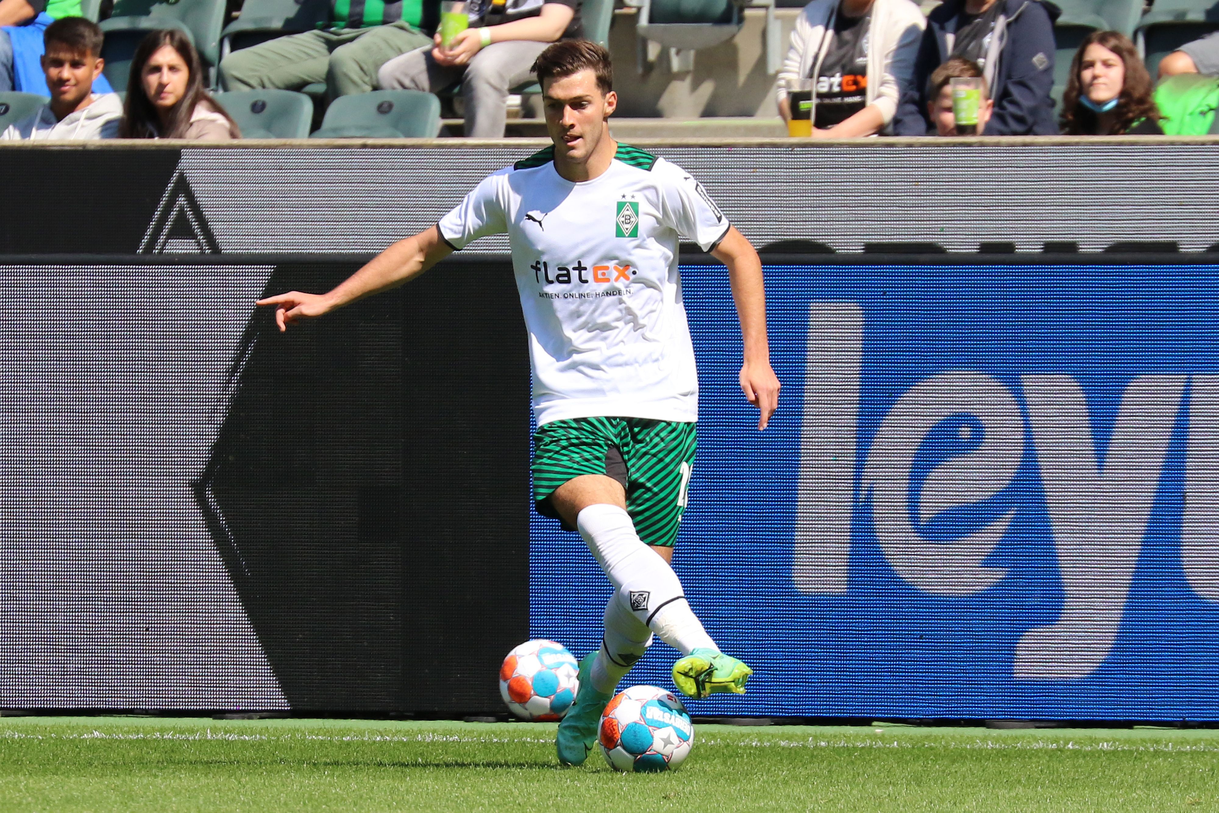 Gladbachs Joe Scally kontrolliert im Testspiel gegen den FC Groningen am 31. Juli 2021 im Borussia-Park den Ball.