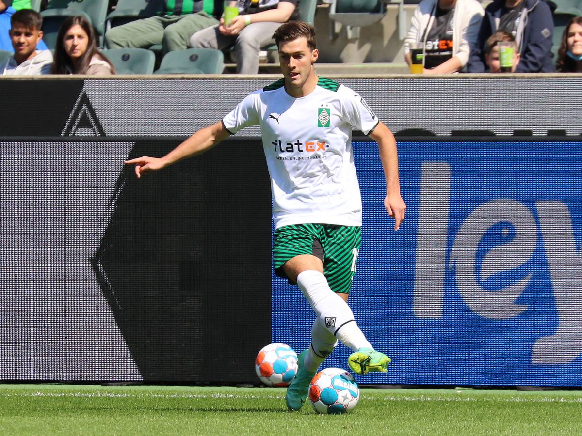 Gladbachs Joe Scally kontrolliert im Testspiel gegen den FC Groningen am 31. Juli 2021 im Borussia-Park den Ball.