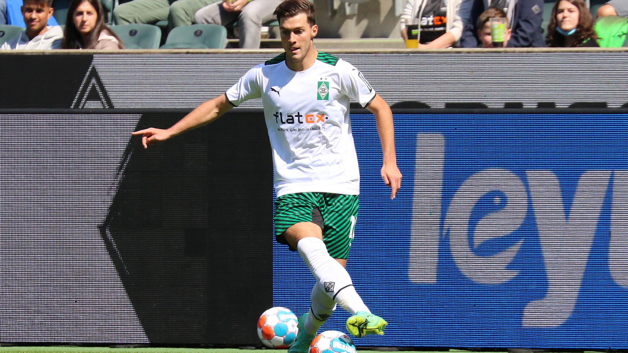 Gladbachs Joe Scally kontrolliert im Testspiel gegen den FC Groningen am 31. Juli 2021 im Borussia-Park den Ball.