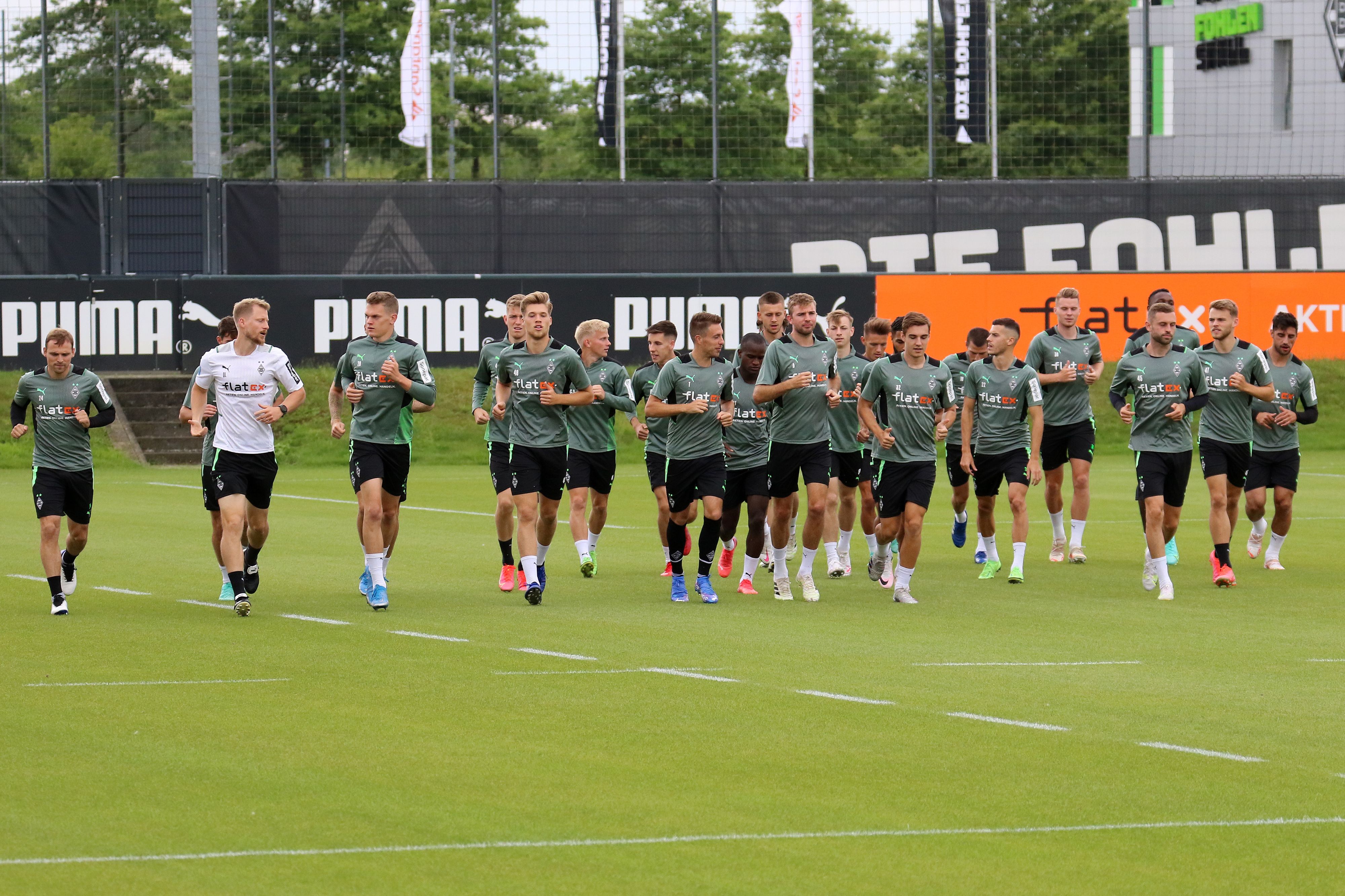 Das Team von Borussia Mönchengladbach joggt am 30. Juli 2021 über den Trainingsplatz im Borussia-Park.