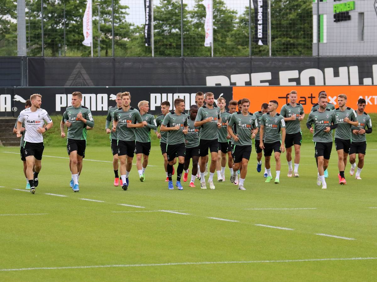 Das Team von Borussia Mönchengladbach joggt am 30. Juli 2021 über den Trainingsplatz im Borussia-Park.