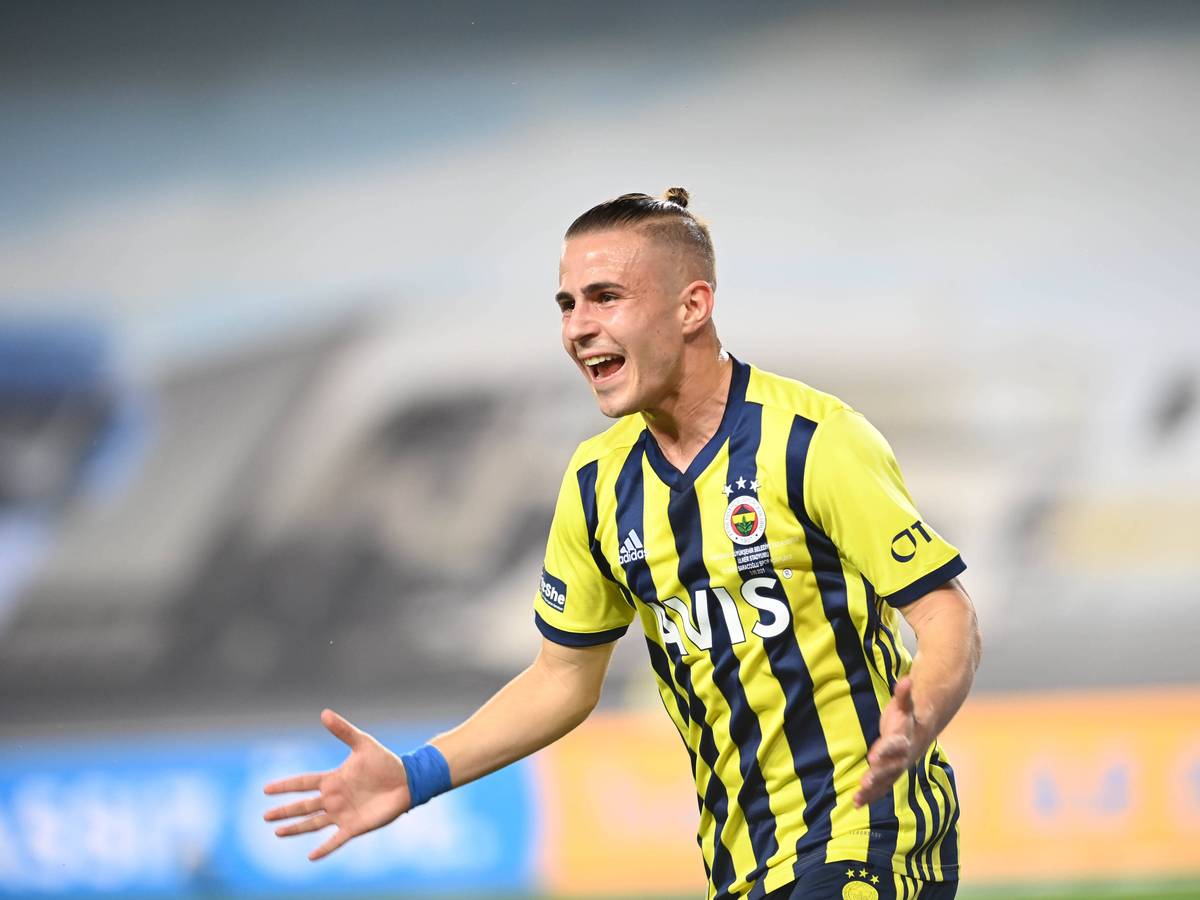 Dimitrios Pelkas von Fenerbahce Istanbul jubelt während des Super-League-Spiels gegen BB Ezurumsport im Ulker Stadion am 3. Mai 2021.