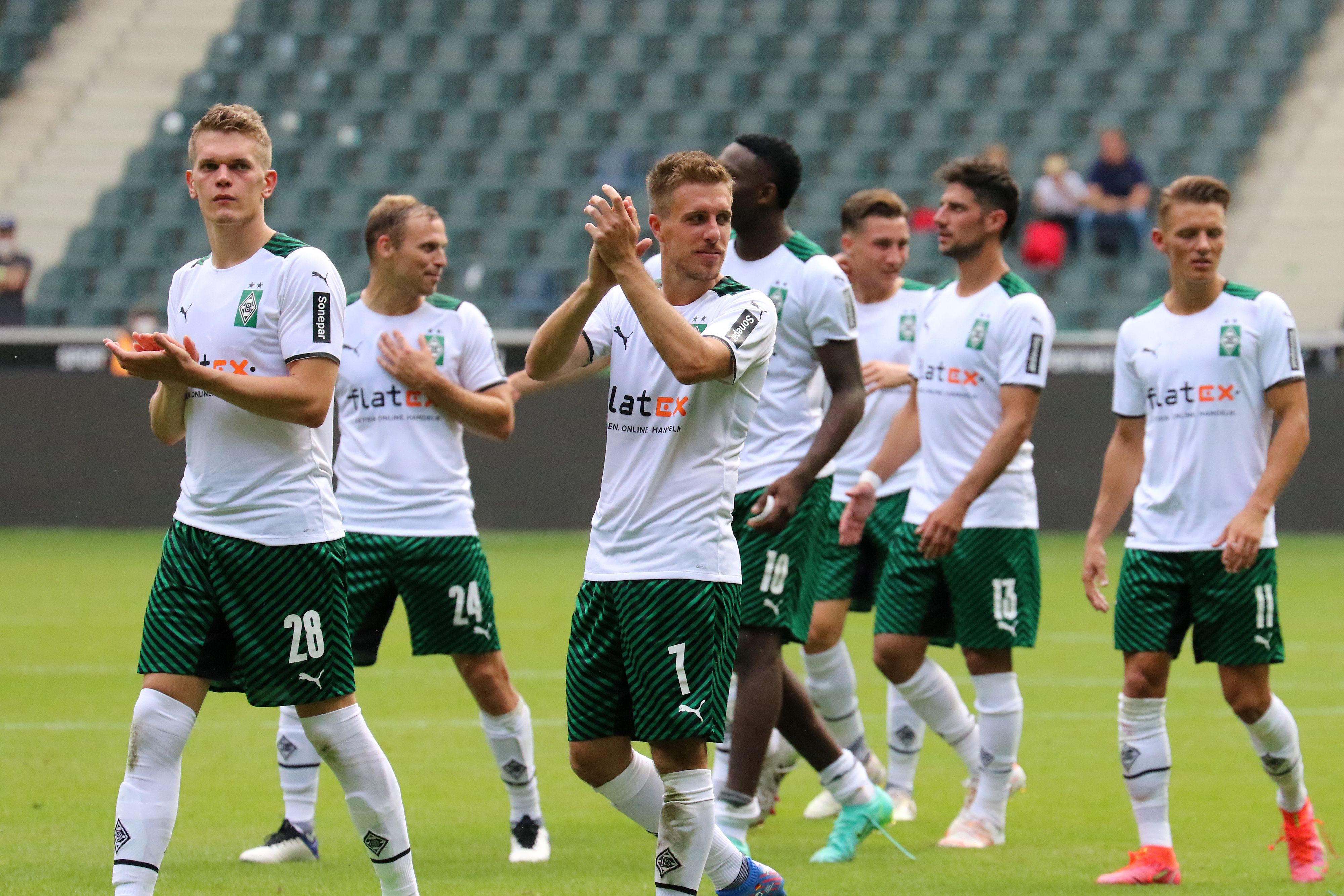 Gladbachs Patrick Herrmann (Mitte) applaudiert den Fans mit Matthias Ginter (links) und weiteren Mannschaftskollegen nach der Partie gegen Groningen am 31. Juli 2021 zu.