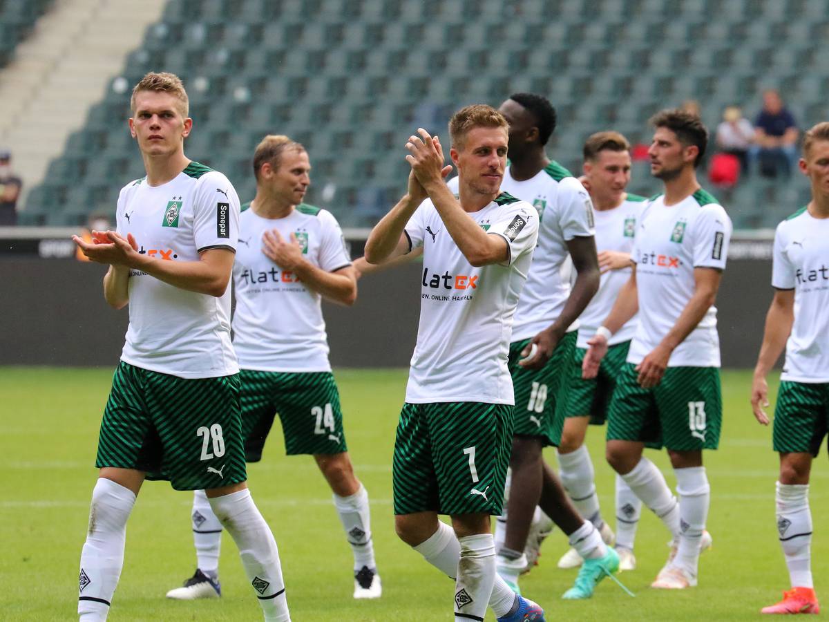 Gladbachs Patrick Herrmann (Mitte) applaudiert den Fans mit Matthias Ginter (links) und weiteren Mannschaftskollegen nach der Partie gegen Groningen am 31. Juli 2021 zu.