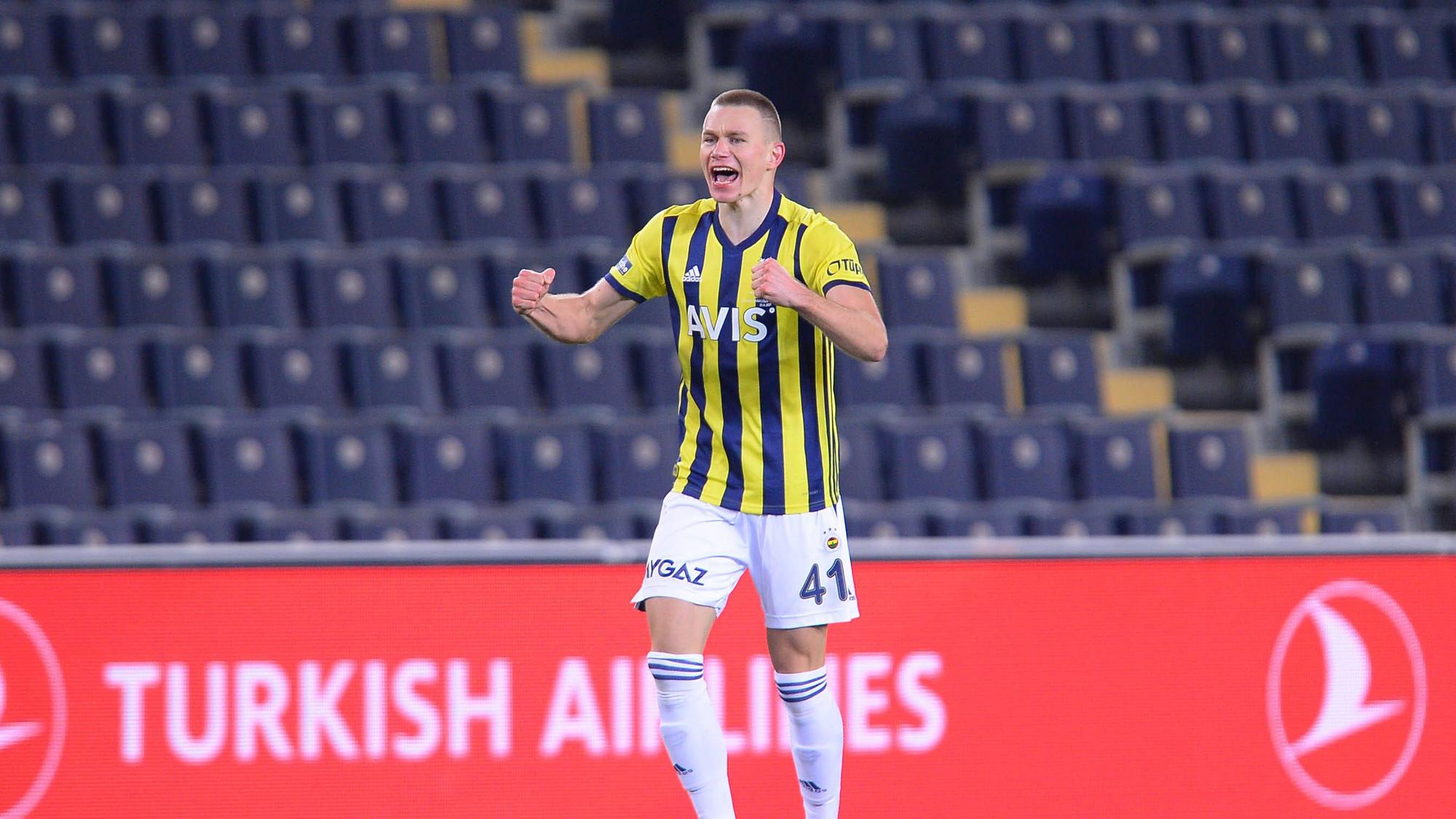 Attila Szalai ballt jubelnd die Fäuste und freut sich.