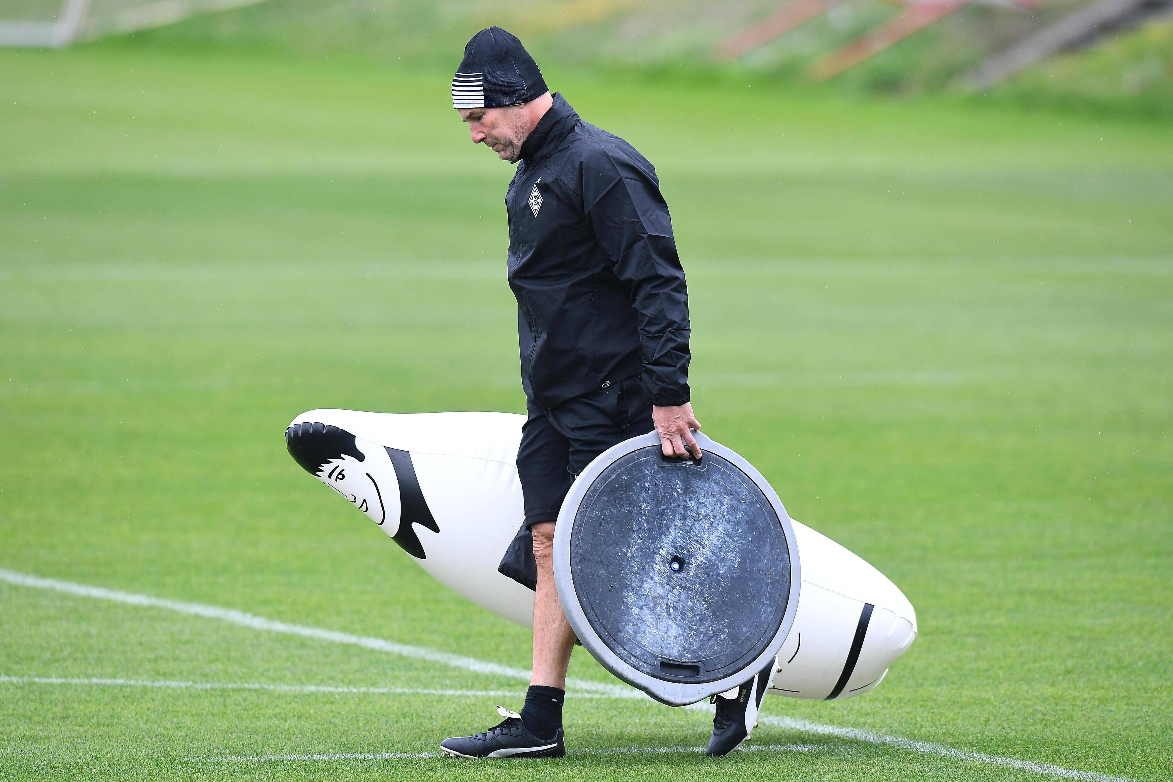 Gladbachs Torwart-Legende Uwe Kamps trägt Trainingsmaterial bei einer Trainingseinheit der Fohlen am 20. Oktober 2020 im Borussia-Park.