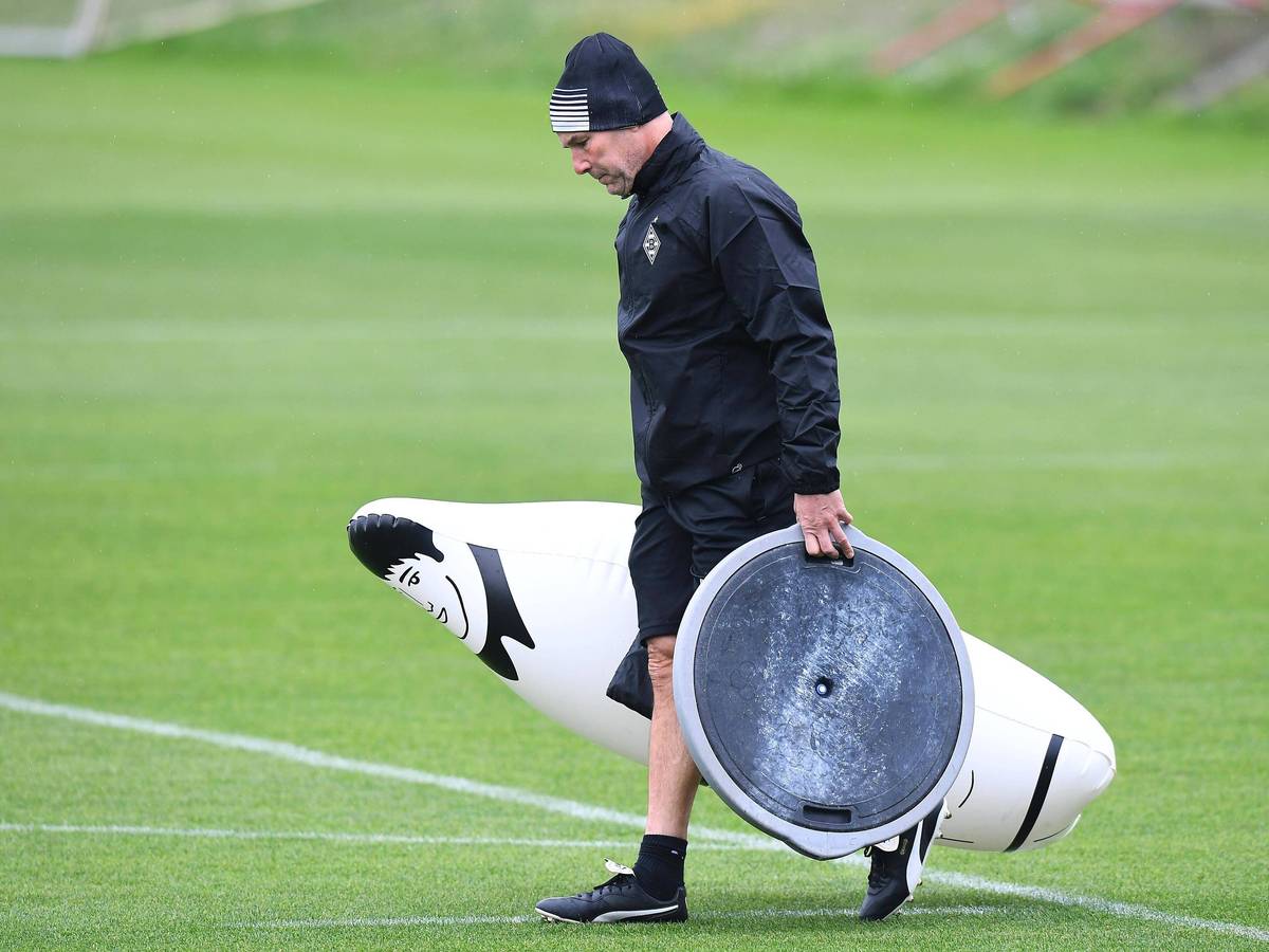 Gladbachs Torwart-Legende Uwe Kamps trägt Trainingsmaterial bei einer Trainingseinheit der Fohlen am 20. Oktober 2020 im Borussia-Park.