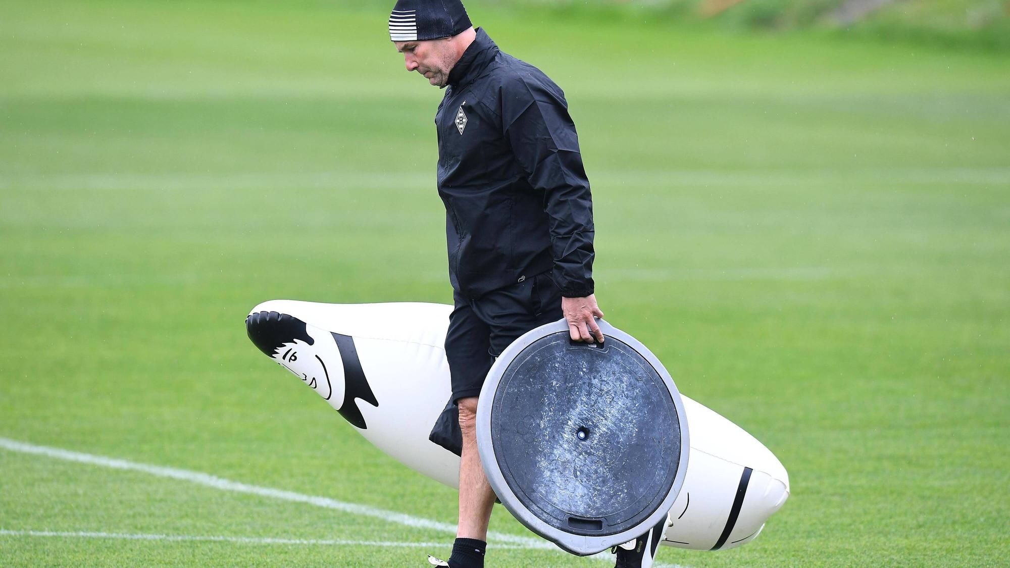 Gladbachs Torwart-Legende Uwe Kamps trägt Trainingsmaterial bei einer Trainingseinheit der Fohlen am 20. Oktober 2020 im Borussia-Park.