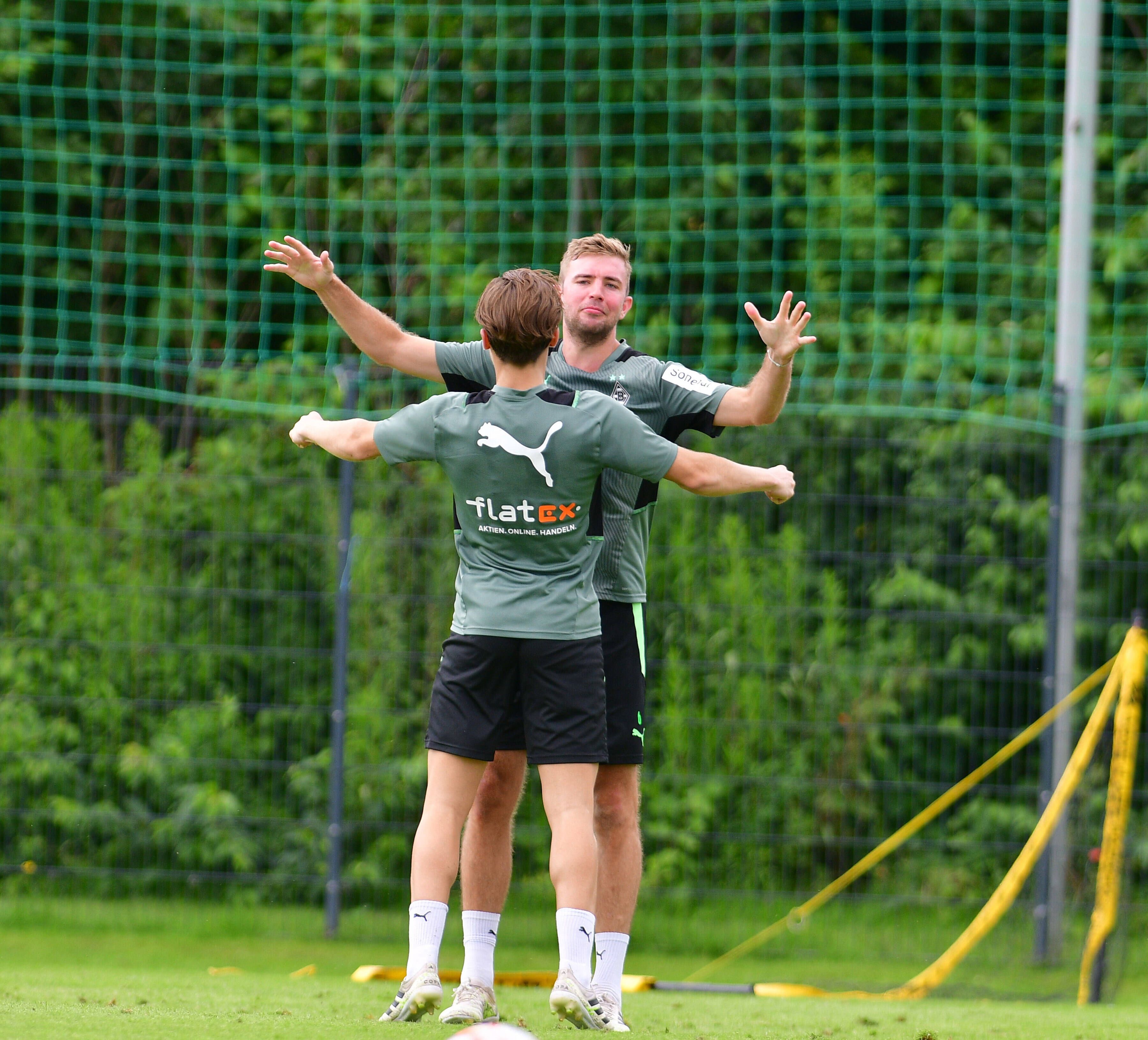 Gladbachs Rocco Reitz umarmt Christoph Kramer im Trainingslager in Harsewinkel-Marienfeld am 20. Juli 2021.