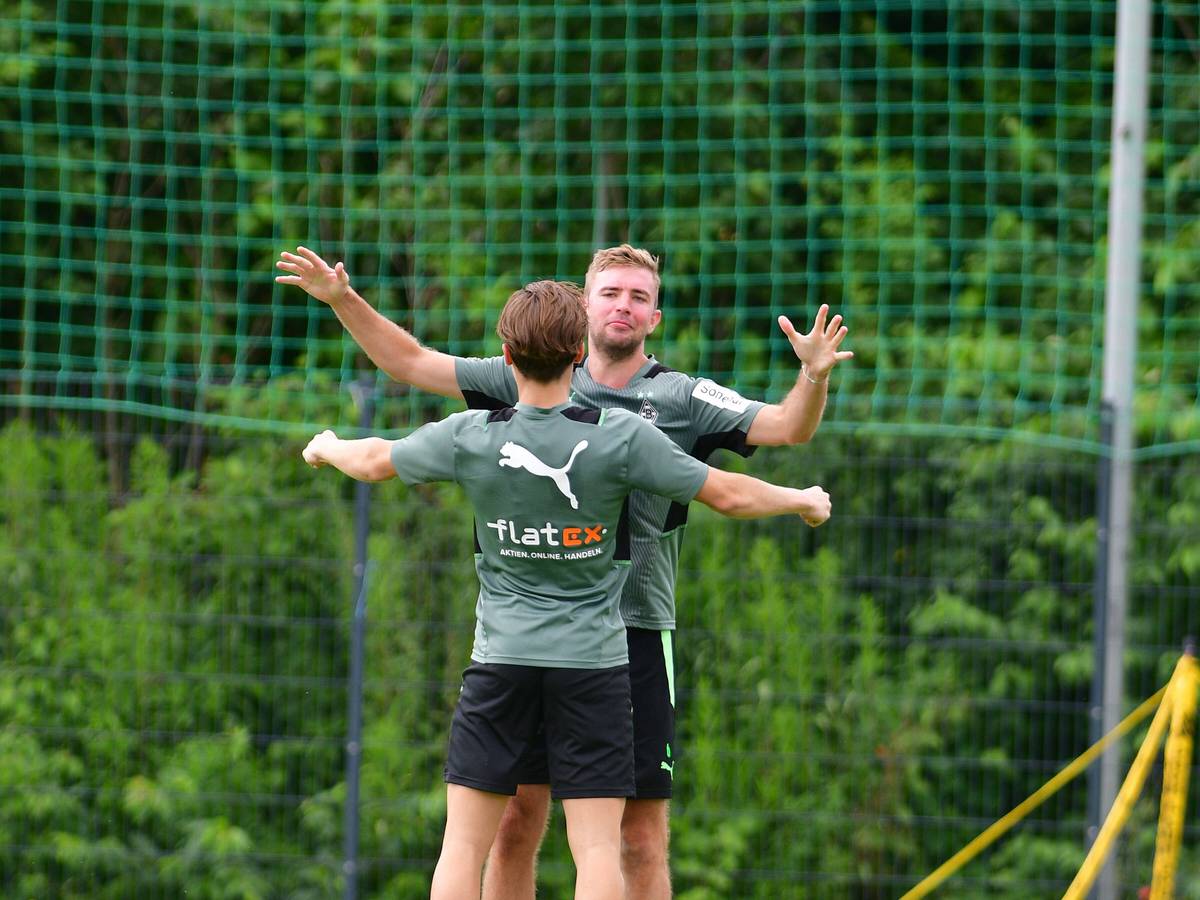 Gladbachs Rocco Reitz umarmt Christoph Kramer im Trainingslager in Harsewinkel-Marienfeld am 20. Juli 2021.