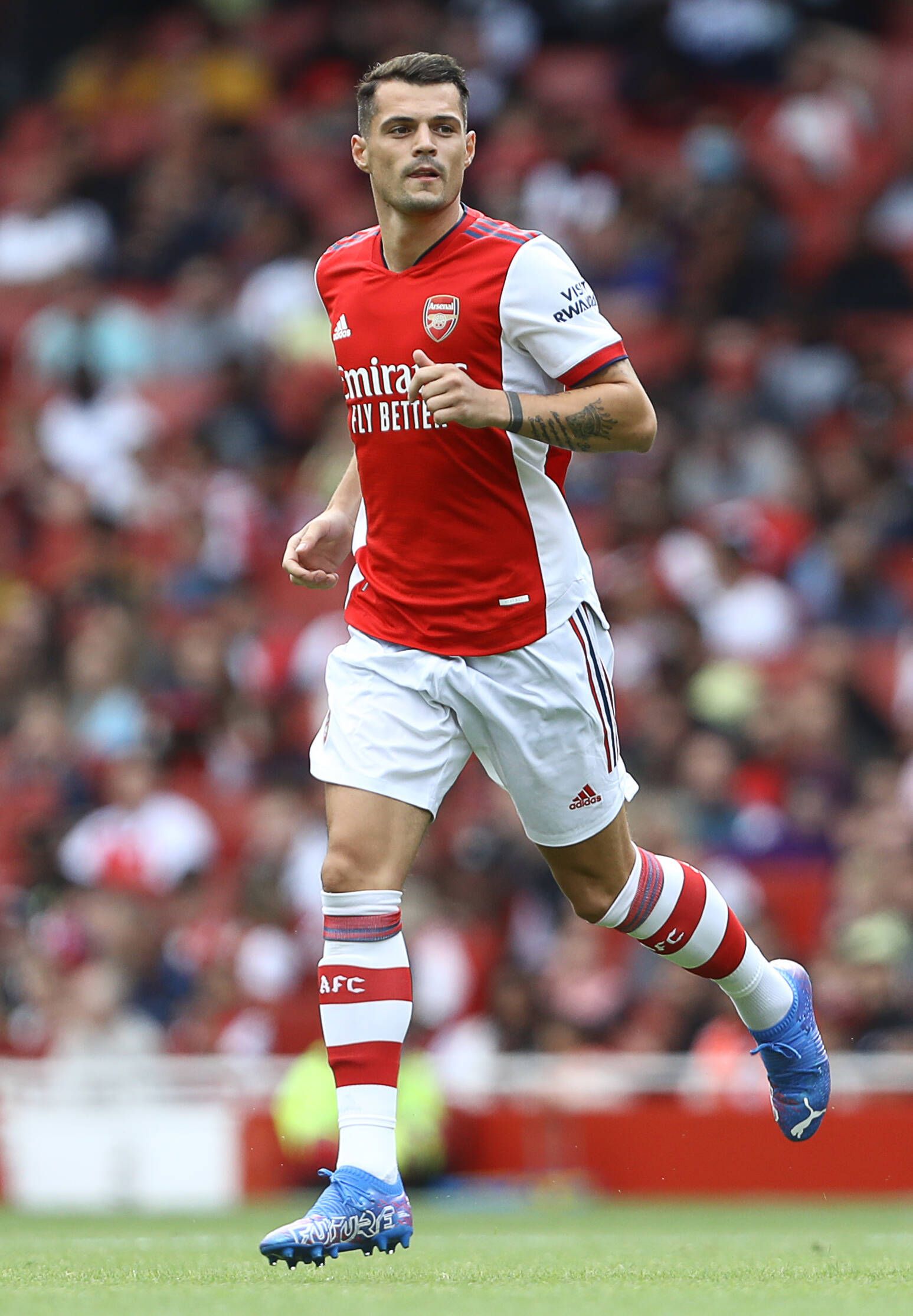 Granit Xhaka läuft mit angewinkeltem Arm über den Platz am 1. August 2021.