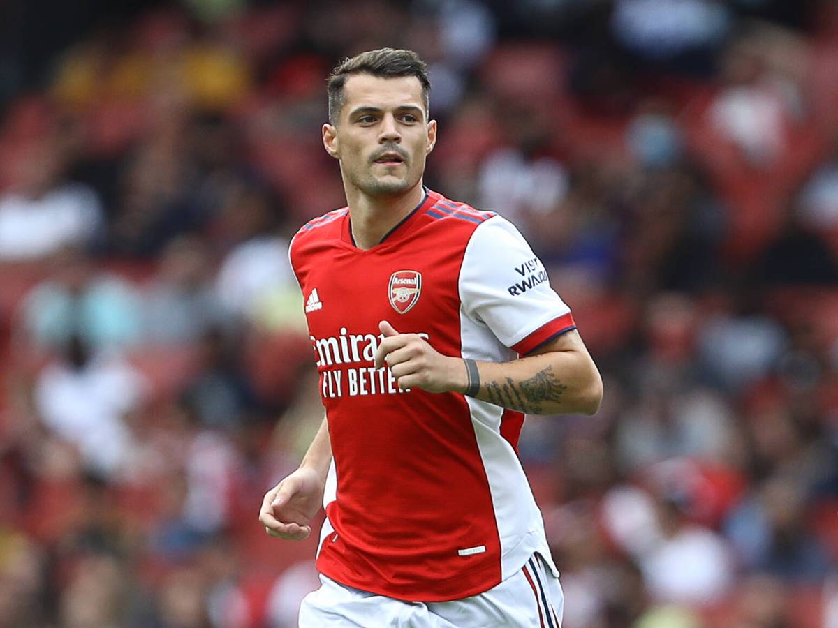Granit Xhaka läuft mit angewinkeltem Arm über den Platz am 1. August 2021.