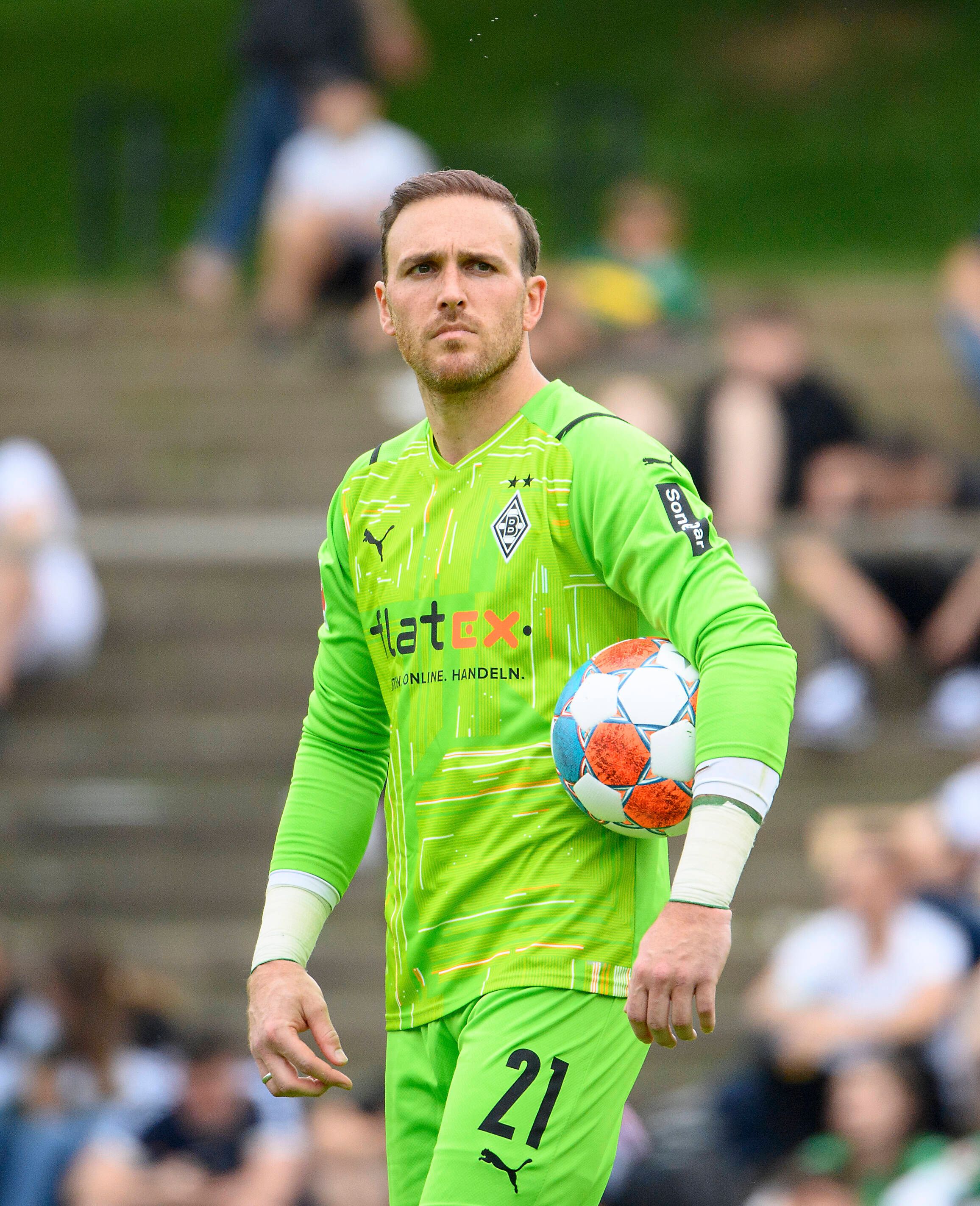 Gladbach-Torwart Tobias im grünen Trikot mit dem Ball unter dem Arm.