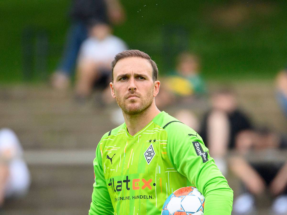 Gladbach-Torwart Tobias im grünen Trikot mit dem Ball unter dem Arm.
