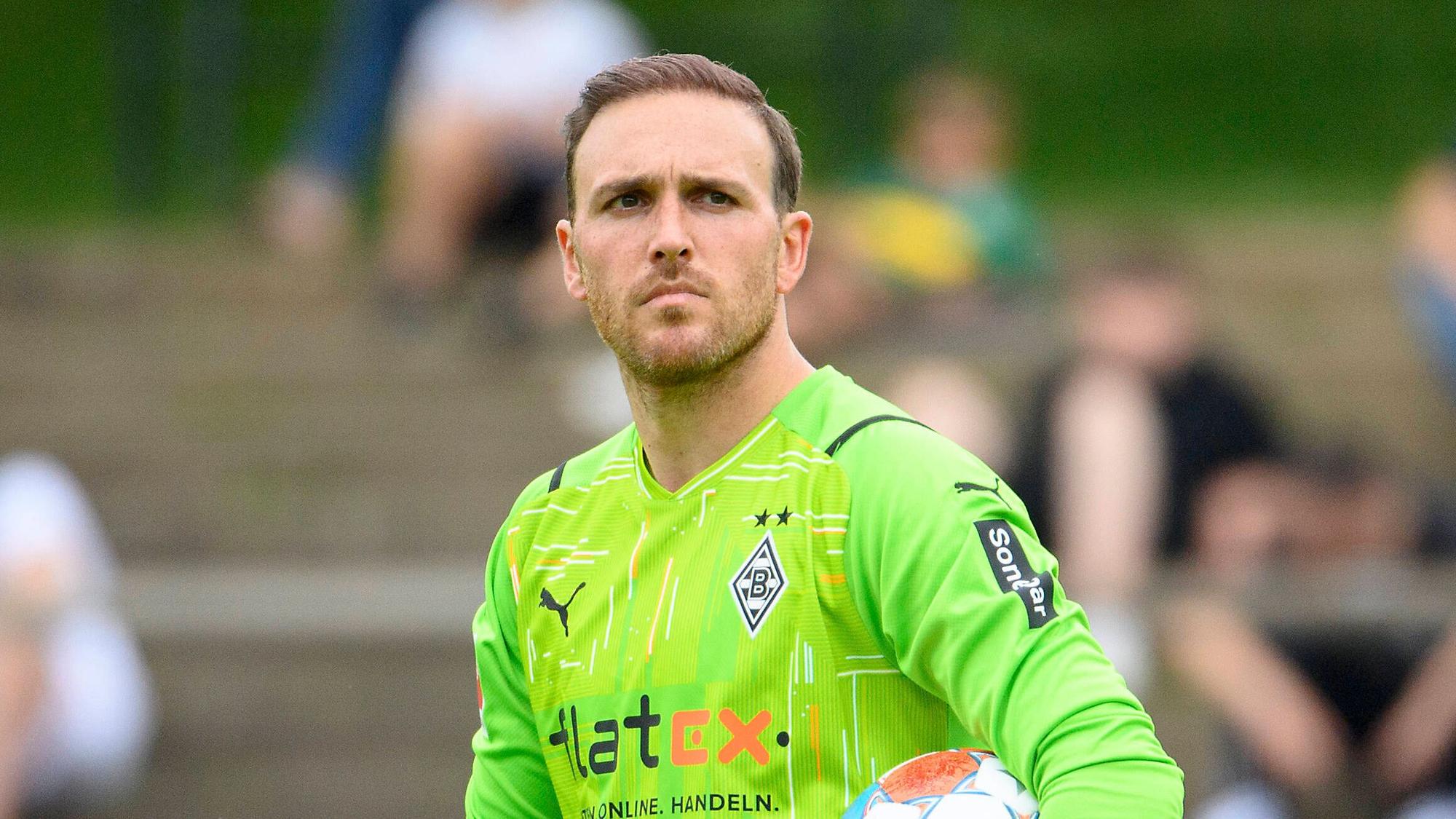 Gladbach-Torwart Tobias im grünen Trikot mit dem Ball unter dem Arm.