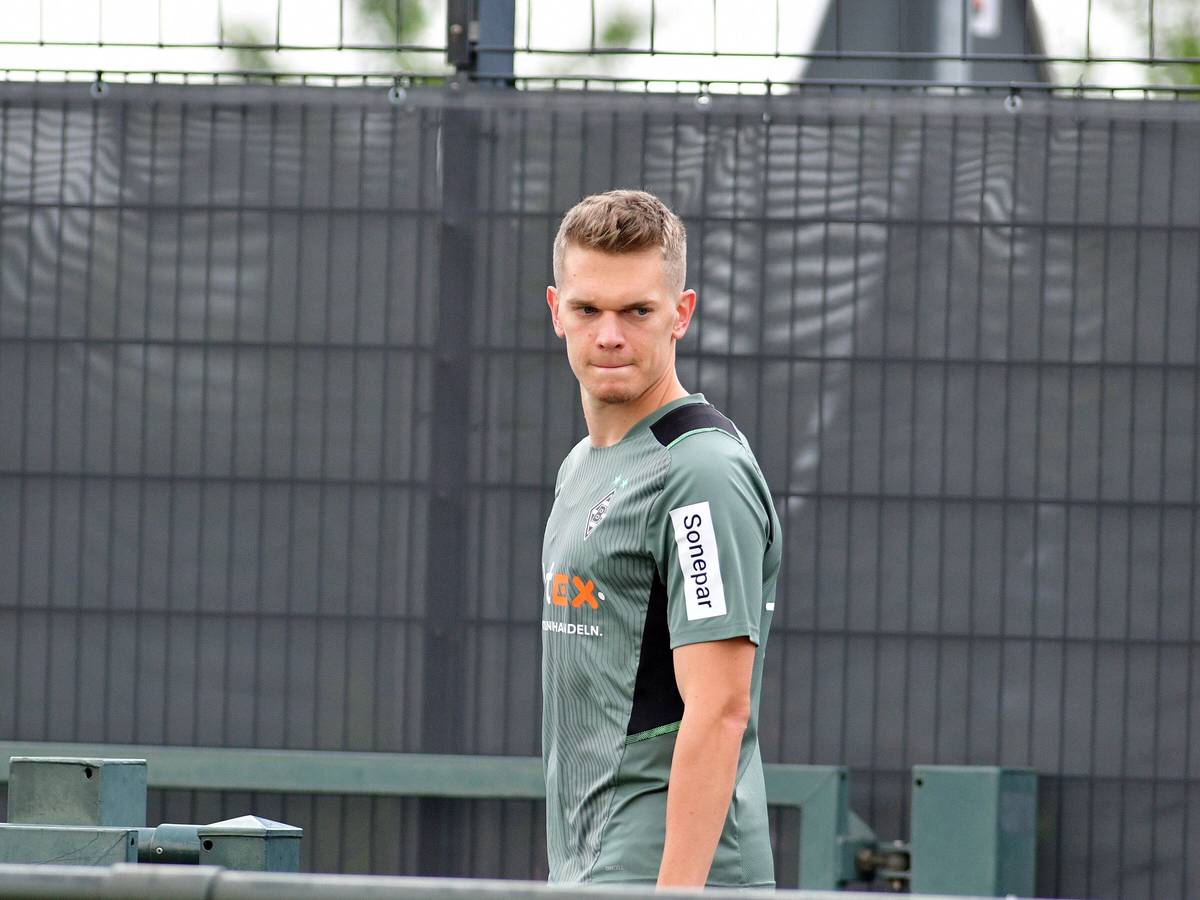 Matthias Giner läuft mit ernstem Gesicht über den Trainingsplatz, er blickt nach unten.