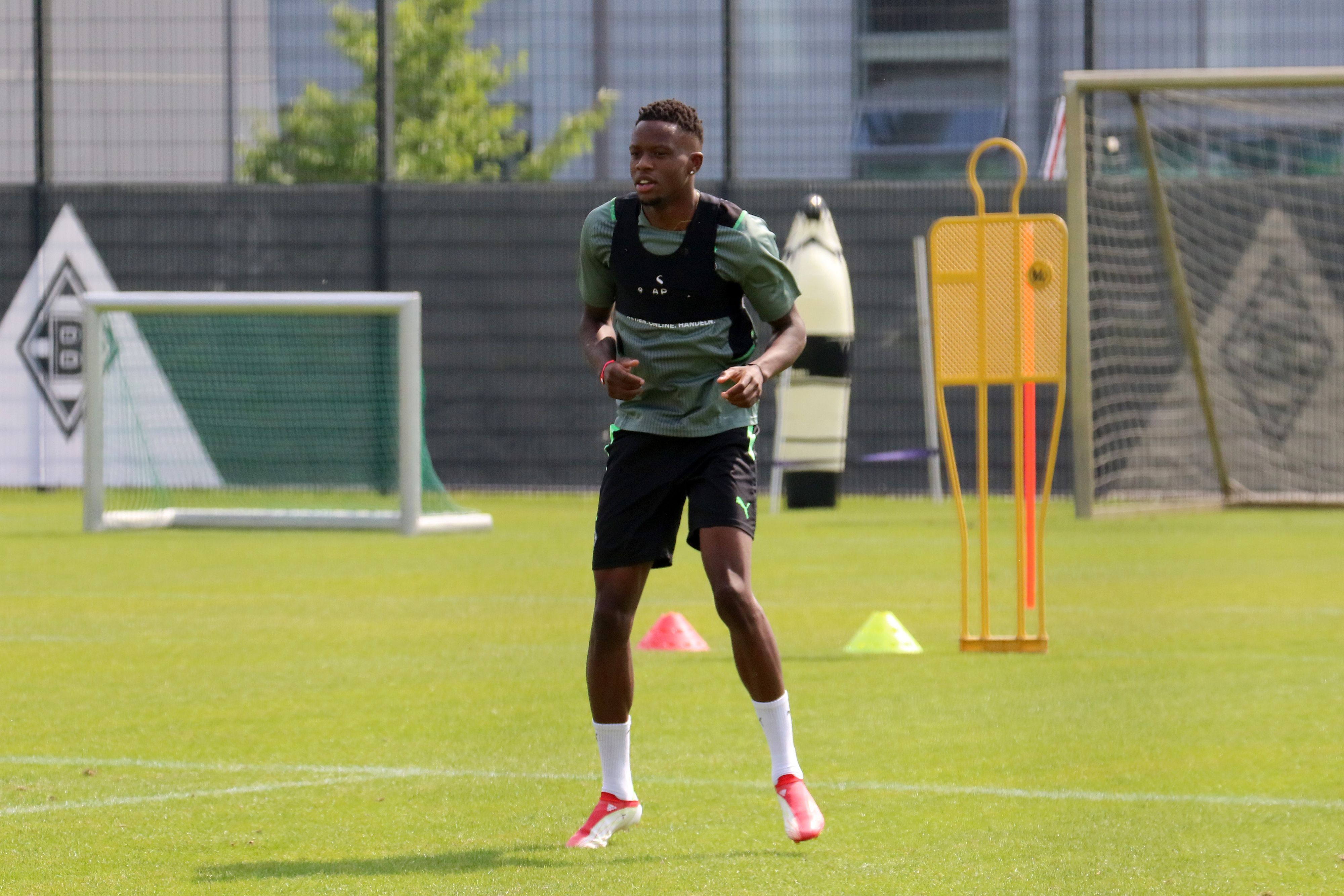 Gladbachs Mittelfeldspieler Denis Zakaria am Mittwoch (4. August 2021) bei einer individuellen Übungseinheit im Borussia-Park.