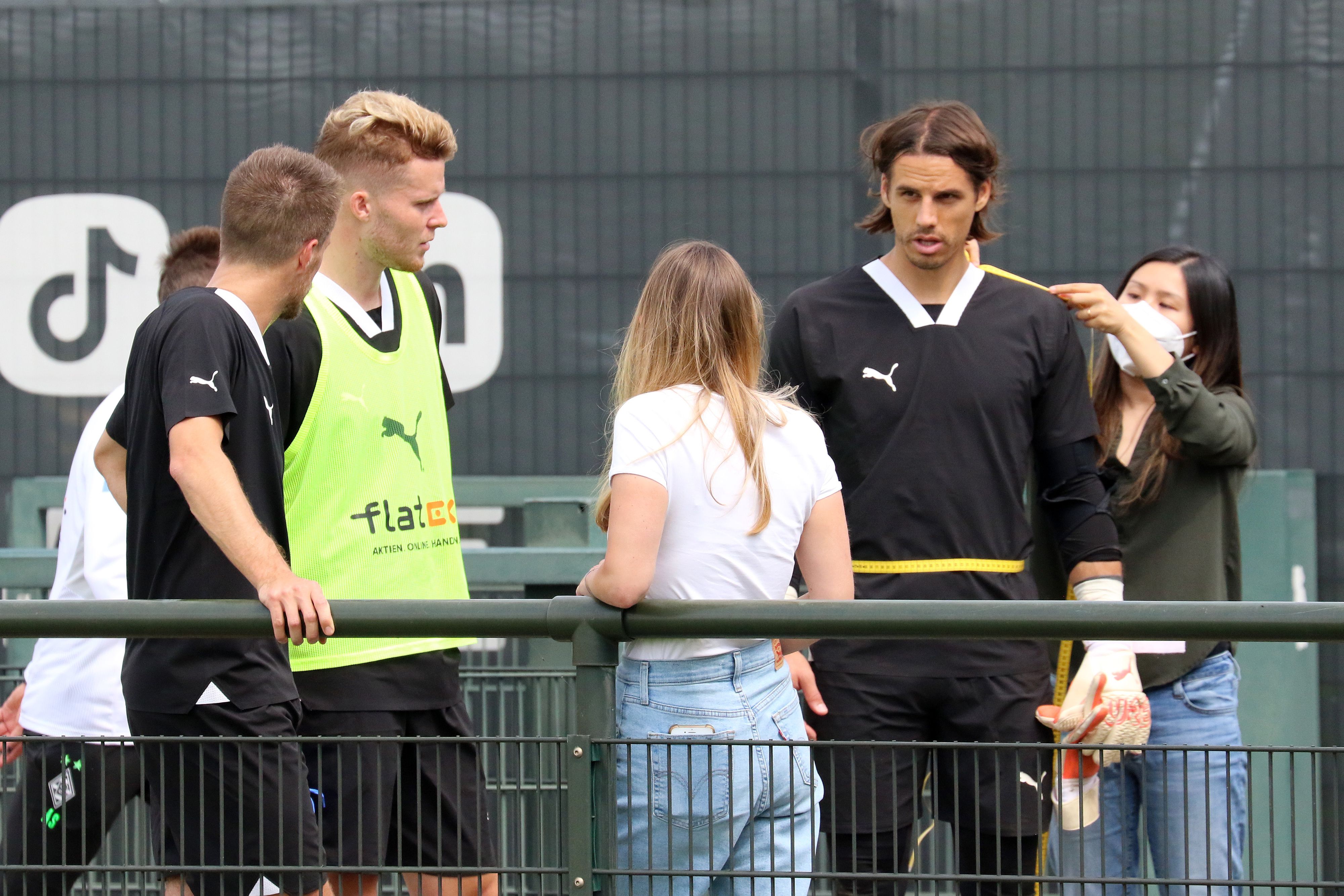 Die Gladbach-Profis Patrick Herrmann (l.), Nico Elvedi (2.v.l.) und Yann Sommer (2.v.r.) zeigten sich am Mittwoch (4. August 2021) im Borussia-Park mit ungewöhnlicher Trainingskleidung von Ausrüster Puma.