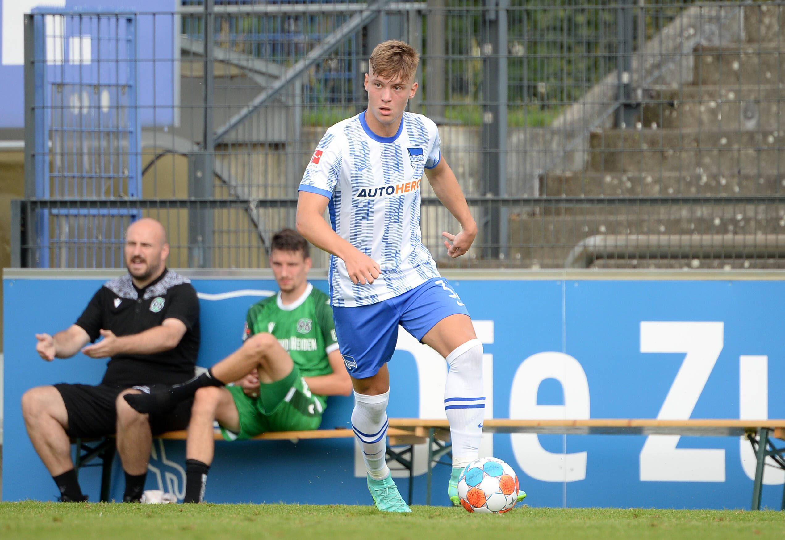 Luca Netz läuft beim Testspiel von Hertha BSC mit dem Ball am Fuß über den Platz.