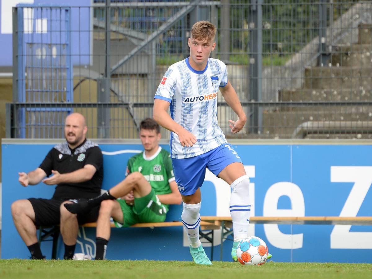 Luca Netz läuft beim Testspiel von Hertha BSC mit dem Ball am Fuß über den Platz.