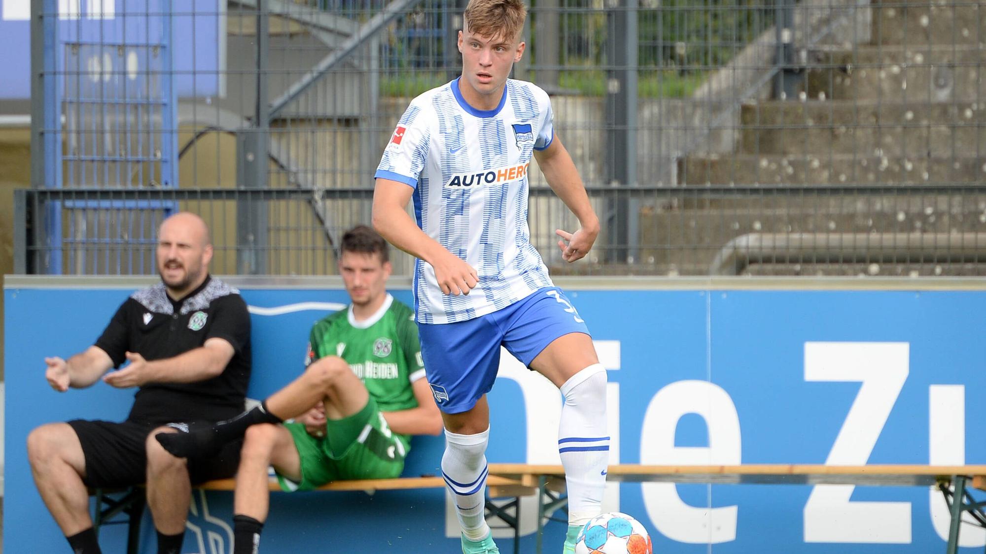 Luca Netz läuft beim Testspiel von Hertha BSC mit dem Ball am Fuß über den Platz.