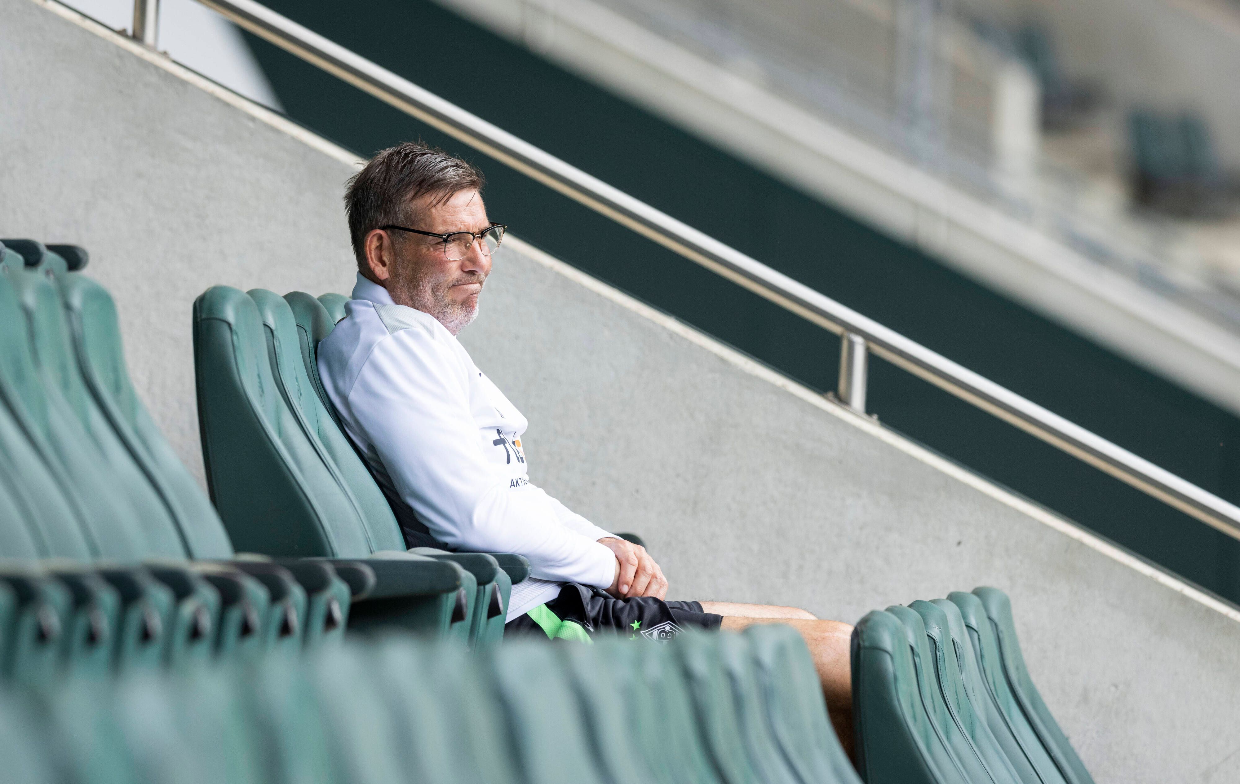 Gladbachs Torwarttrainer Uwe Kamps sitzt am 4. Juli 2021 auf der Tribüne im Borussia-Park. Von dort aus beobachtet er das Training der VfL-Profis.
