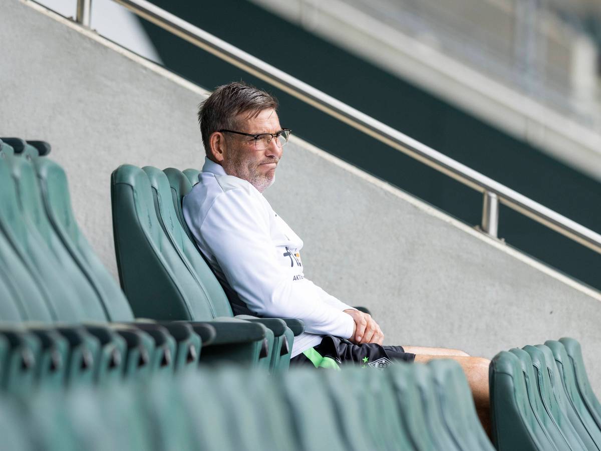 Gladbachs Torwarttrainer Uwe Kamps sitzt am 4. Juli 2021 auf der Tribüne im Borussia-Park. Von dort aus beobachtet er das Training der VfL-Profis.