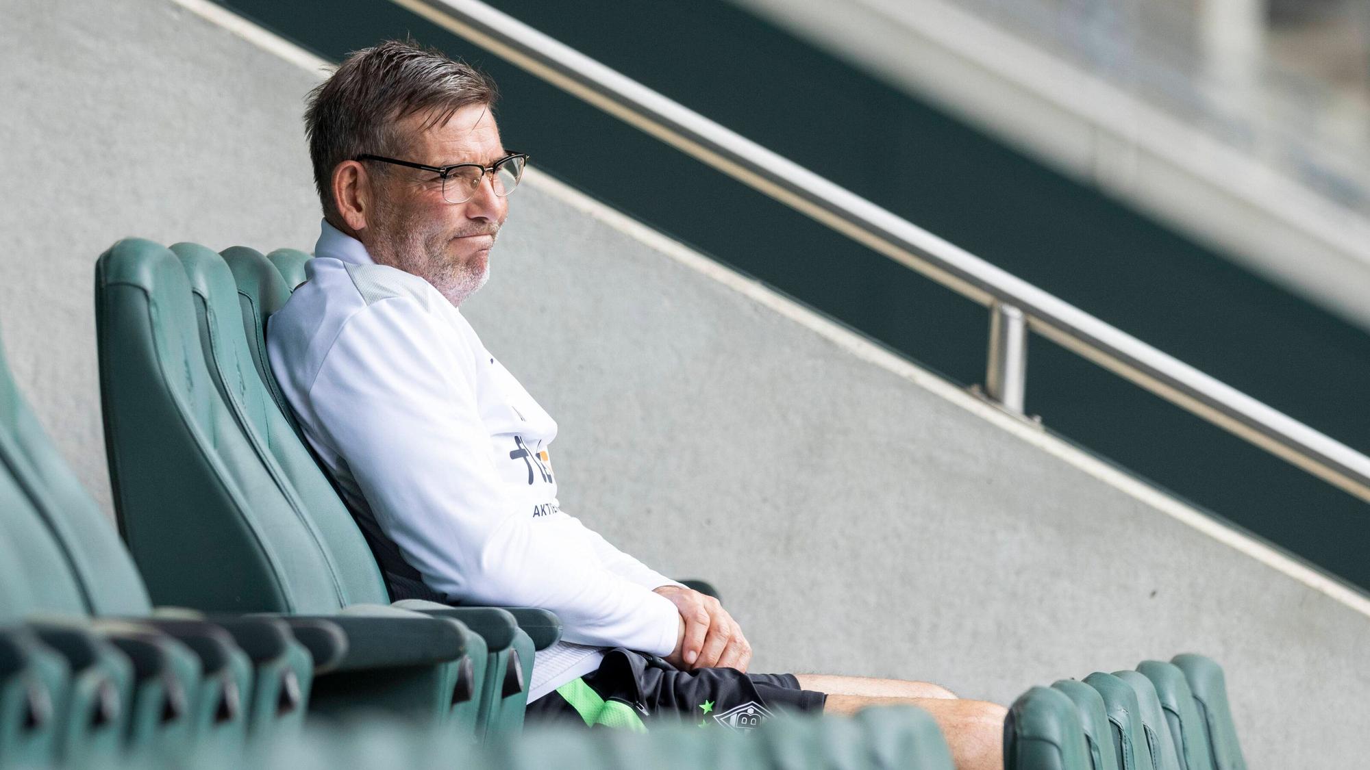 Gladbachs Torwarttrainer Uwe Kamps sitzt am 4. Juli 2021 auf der Tribüne im Borussia-Park. Von dort aus beobachtet er das Training der VfL-Profis.