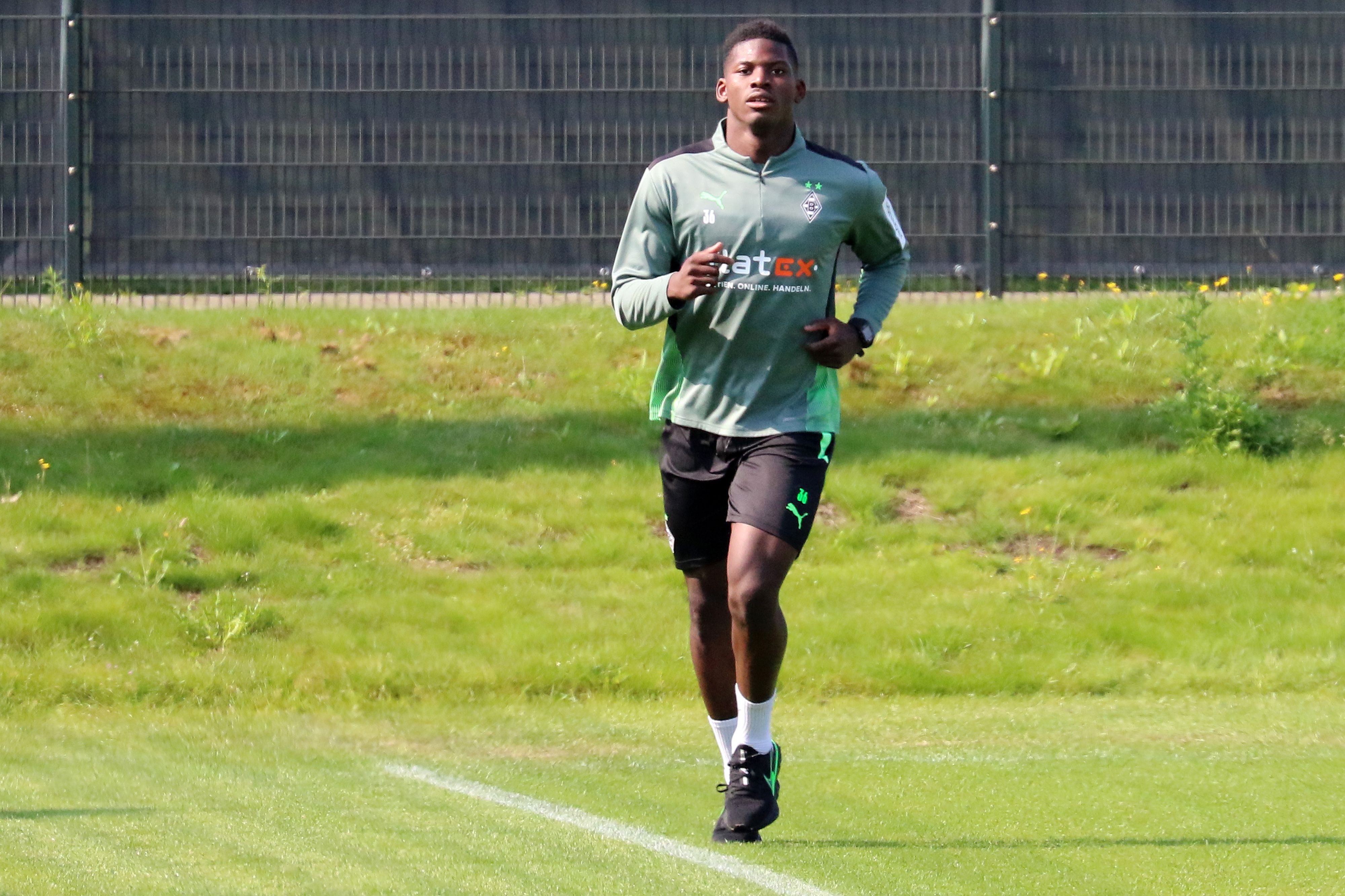 Stürmer Breel Embolo joggt über das Trainingsgelände im Borussia-Park, dabei blickt der Schweizer Nationalspieler in die Kamera des Fotografen Dirk Päffgen.