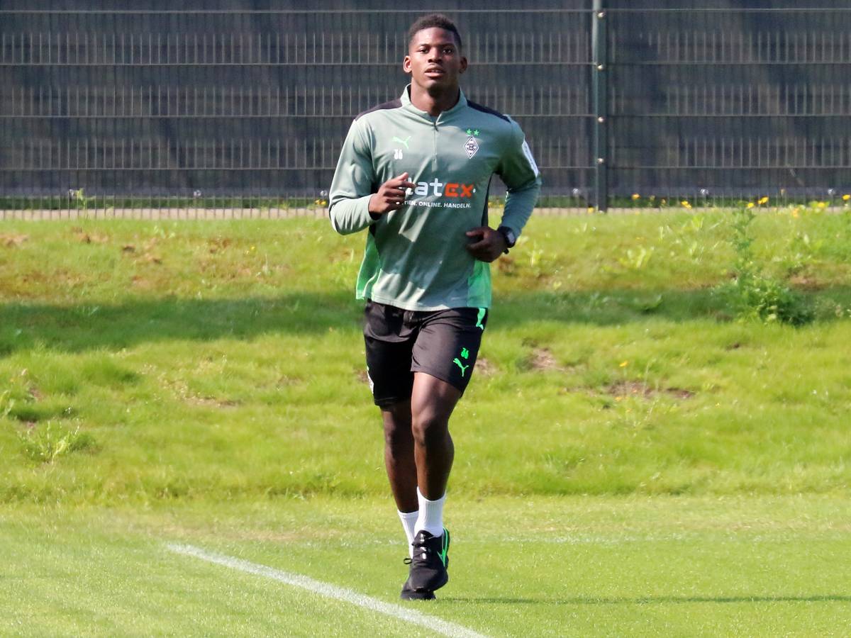 Stürmer Breel Embolo joggt über das Trainingsgelände im Borussia-Park, dabei blickt der Schweizer Nationalspieler in die Kamera des Fotografen Dirk Päffgen.