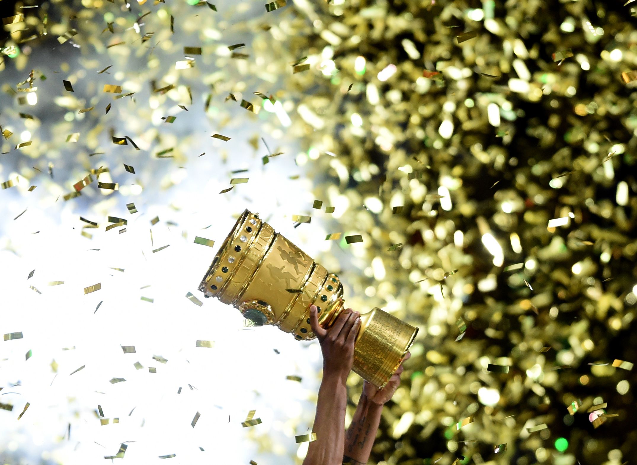 Der DFB-Pokal, hier zu sehen am 30. Mai 2015 im Olympiastadion in Berlin.