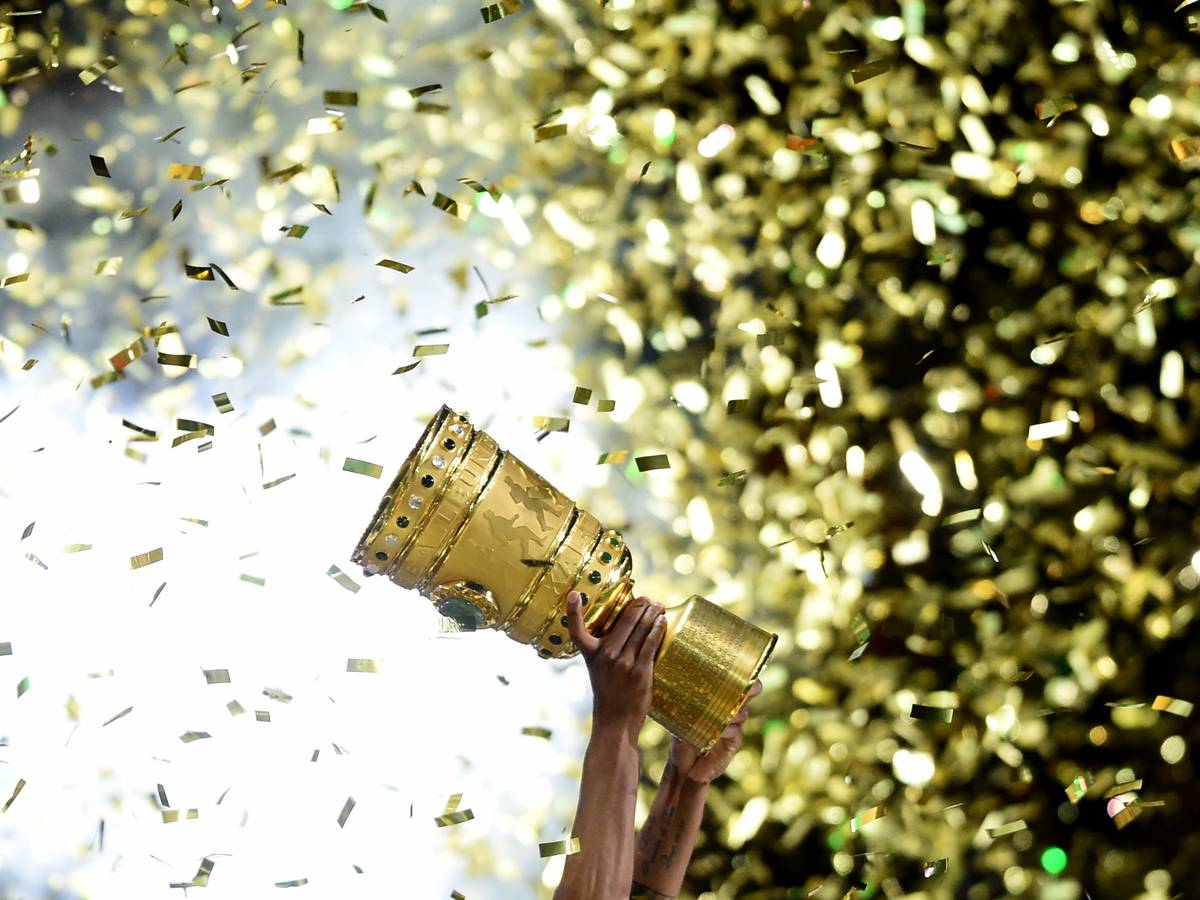 Der DFB-Pokal, auf diesem Symbolfoto am 30. Mai 2015 im Berliner Olympiastadion zu sehen. Der Pokal wird in die Höhe gehoben.