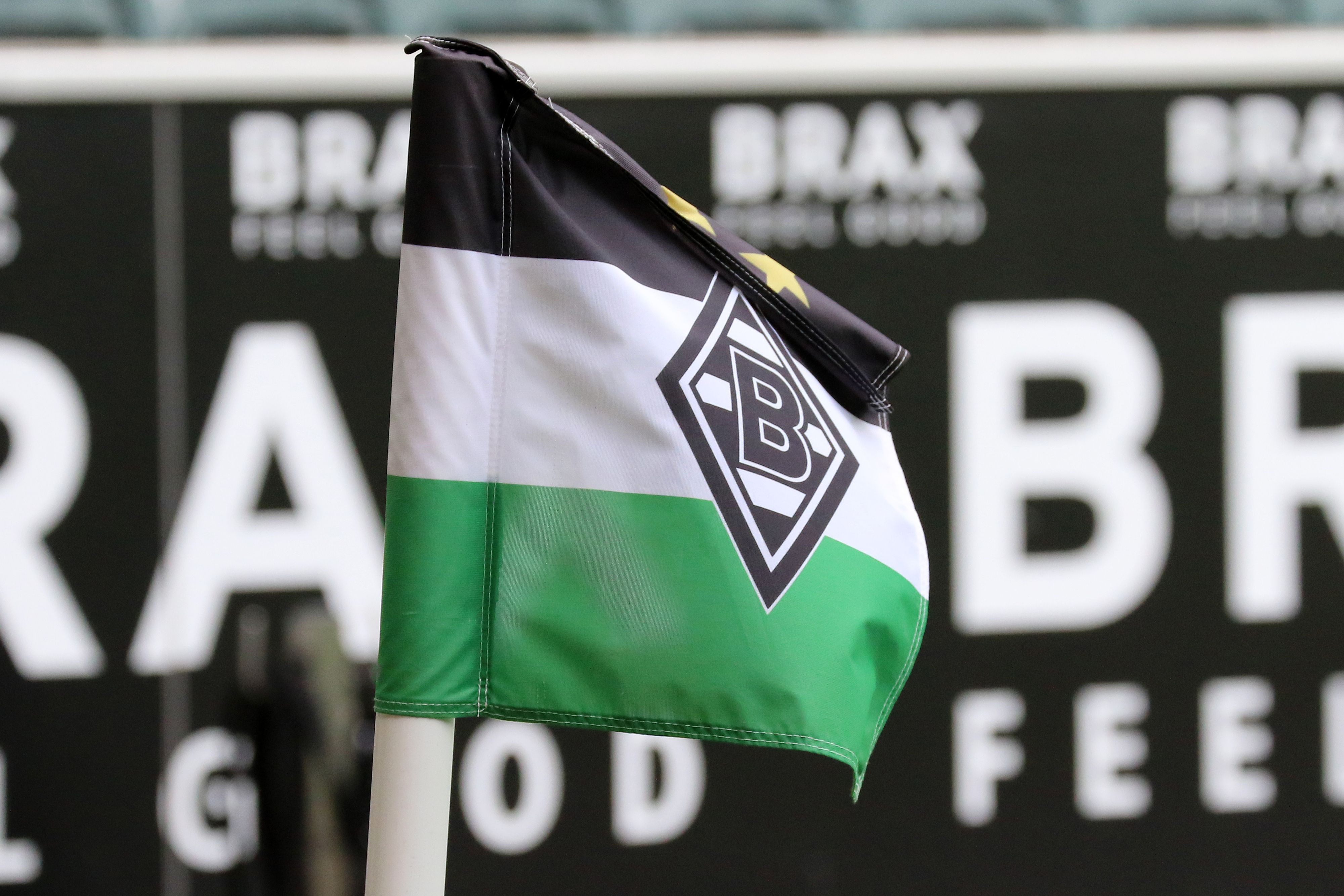 Die Eckfahne im Borussia-Park weht während des Testspiels gegen FC Groningen am 31. Juli 2021 im Wind.