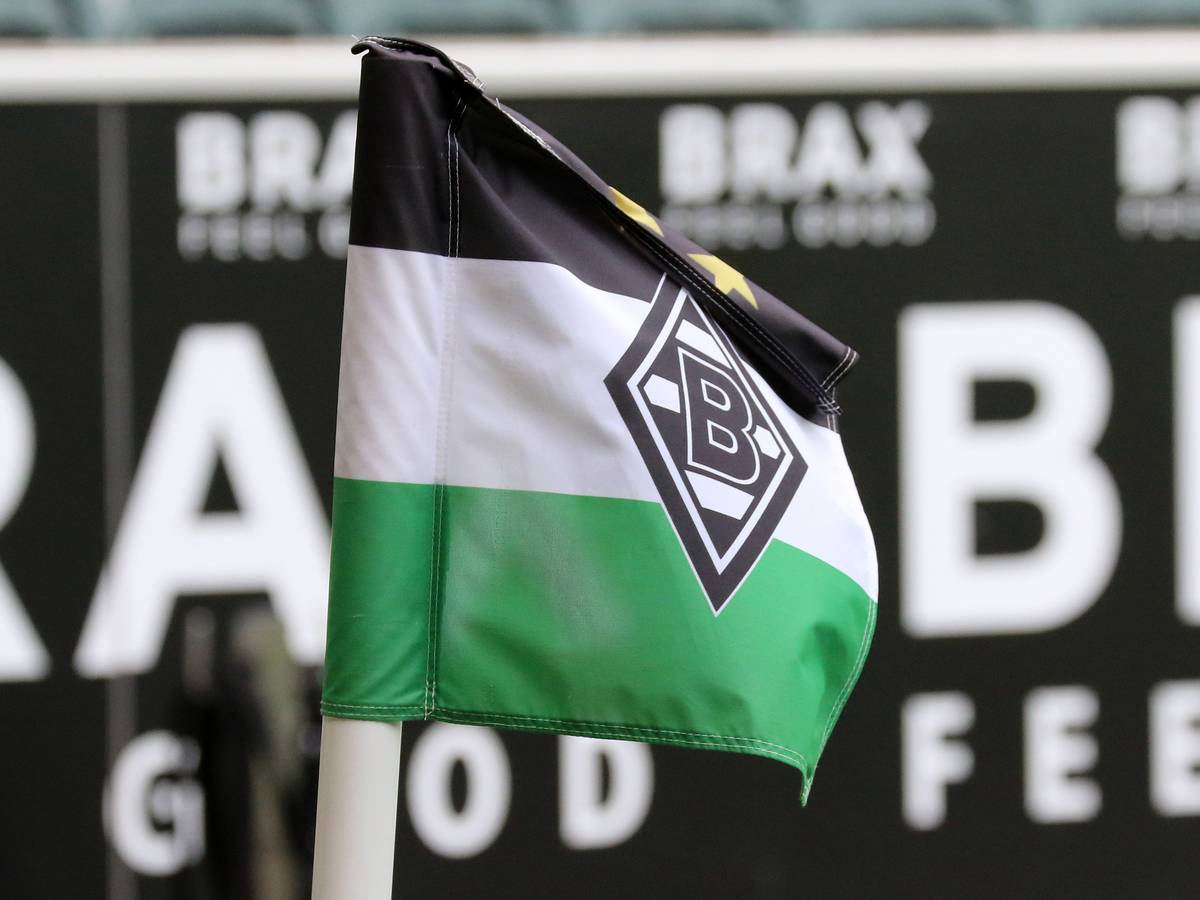 Die Eckfahne im Borussia-Park weht während des Testspiels gegen FC Groningen am 31. Juli 2021 im Wind.