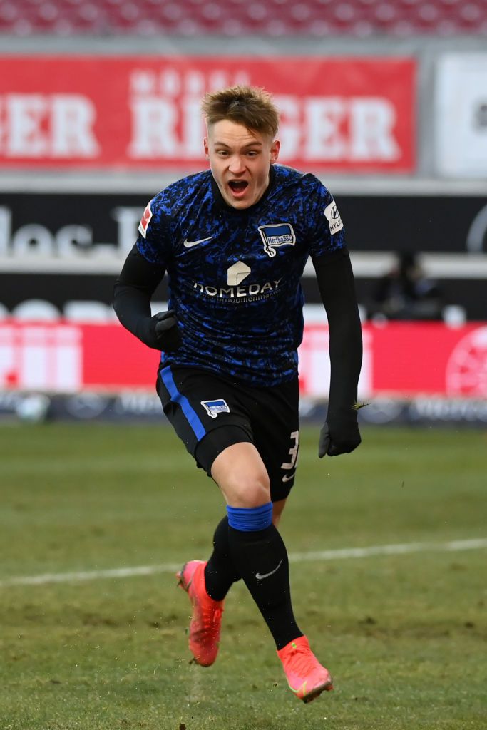 Gladbach-Zugang Luca Netz bejubelt am 13. Februar 2021 seinen allerersten Bundesligatreffer und schreit dabei seine Freude heraus.