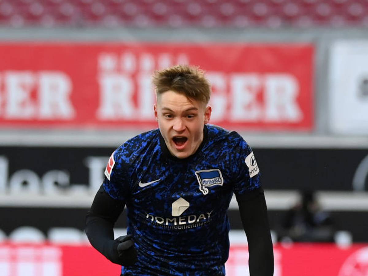Gladbach-Zugang Luca Netz bejubelt am 13. Februar 2021 seinen allerersten Bundesligatreffer und schreit dabei seine Freude heraus.