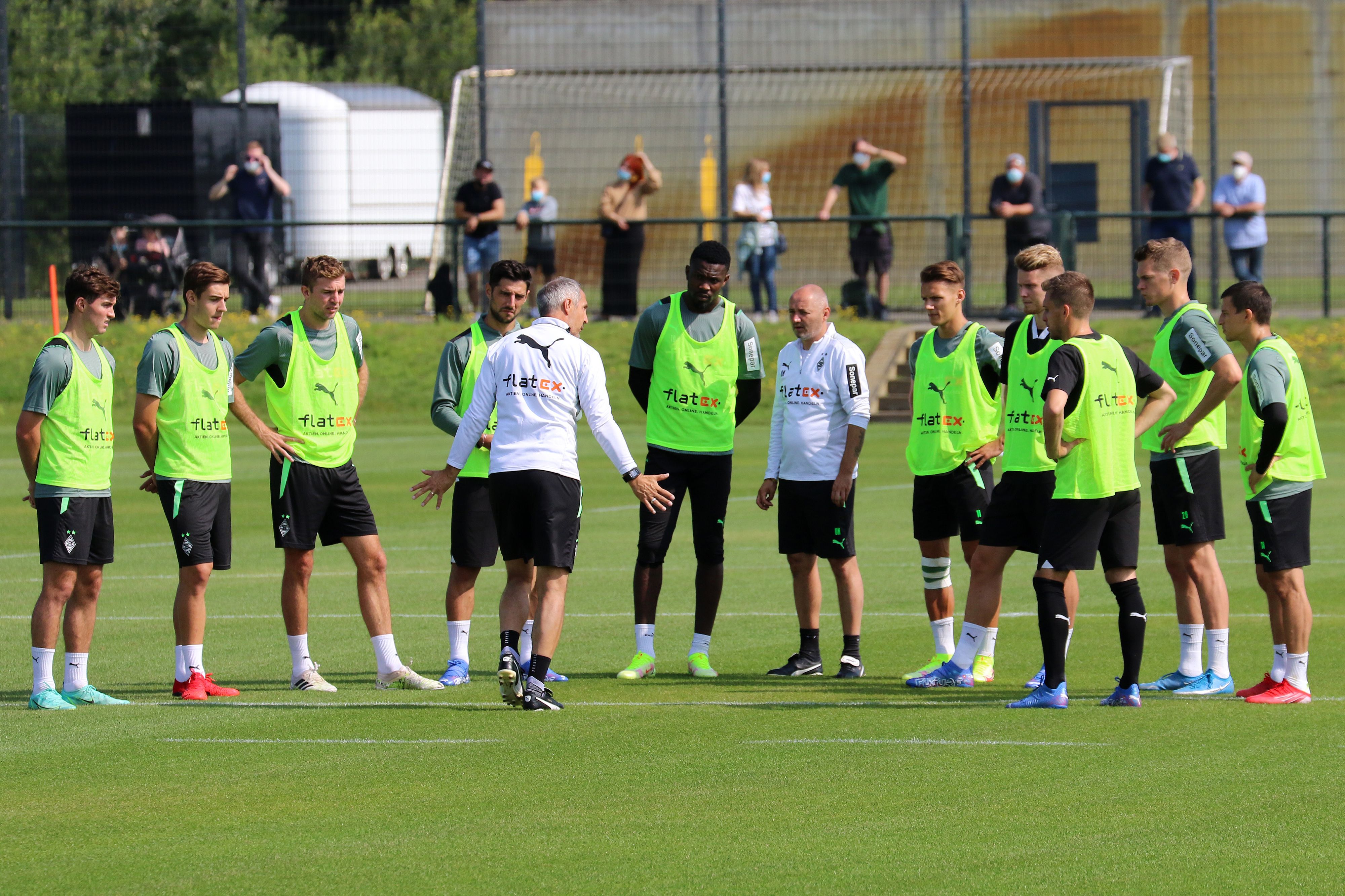 Trainer Adi Hütter spricht im Training am 4. August 2021 auf dem Trainingsplatz im Borussia-Park mit einer kleinen Gruppe Gladbachspielern.
