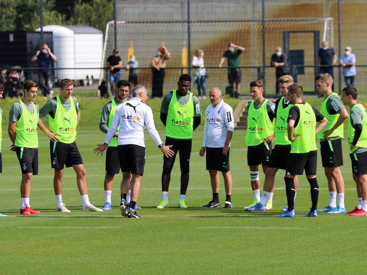 Trainer Adi Hütter spricht im Training am 4. August 2021 auf dem Trainingsplatz im Borussia-Park mit einer kleinen Gruppe Gladbachspielern.